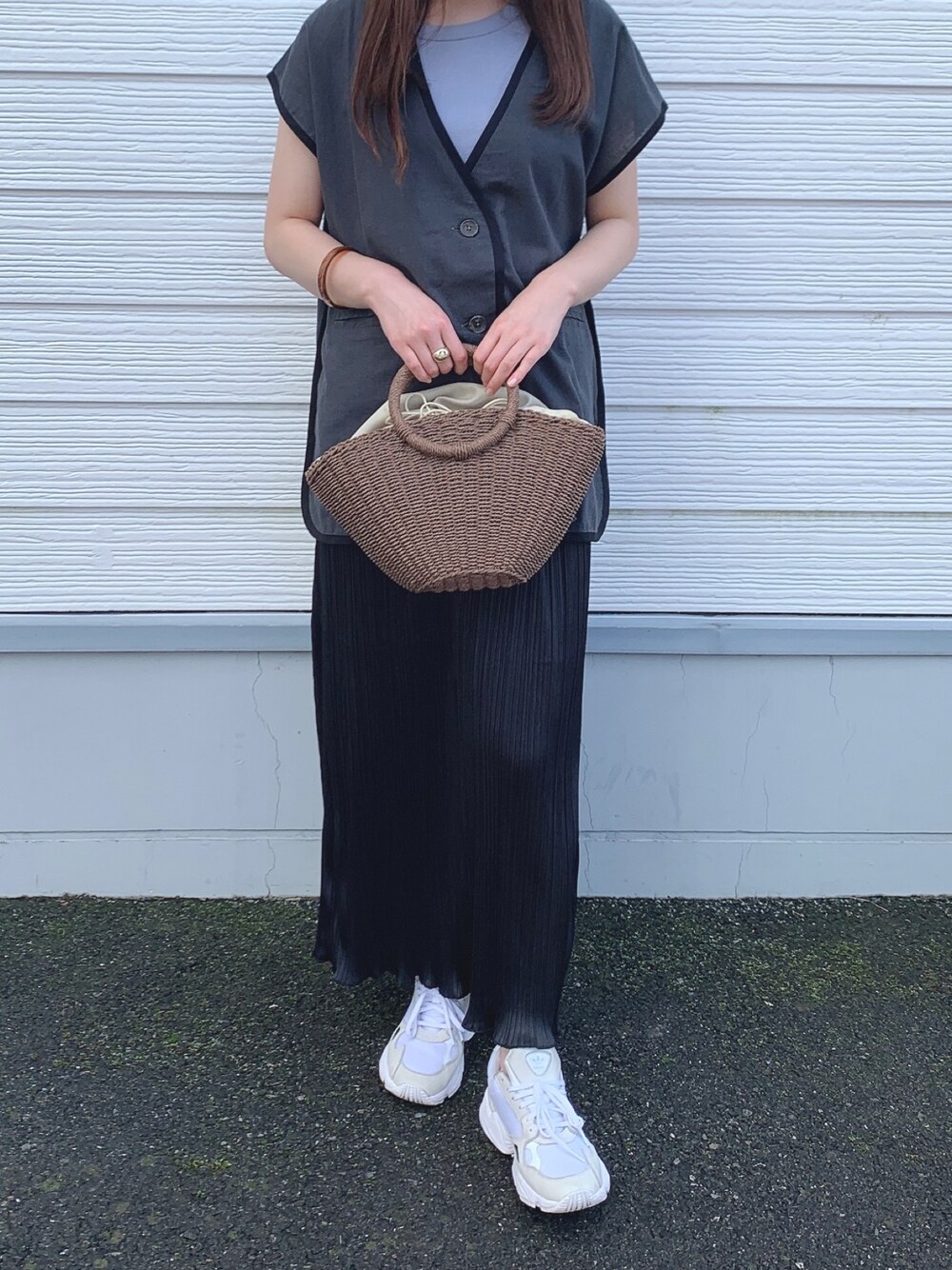 「ベスト、タンクトップ、プリーツスカート、かごバッグ、夏コーデ、WAREHOUSE、items、おとなコーデ、ITEMS URBANRESEARCH、アイテムズアーバンリサーチ」｜「adidasの[ADIDASFLCN W] アディダスオリジナルス（スニーカー、ホワイト系）」を使った、manaさん（レディース・160cm）の夏コーディネートの1枚目の写真