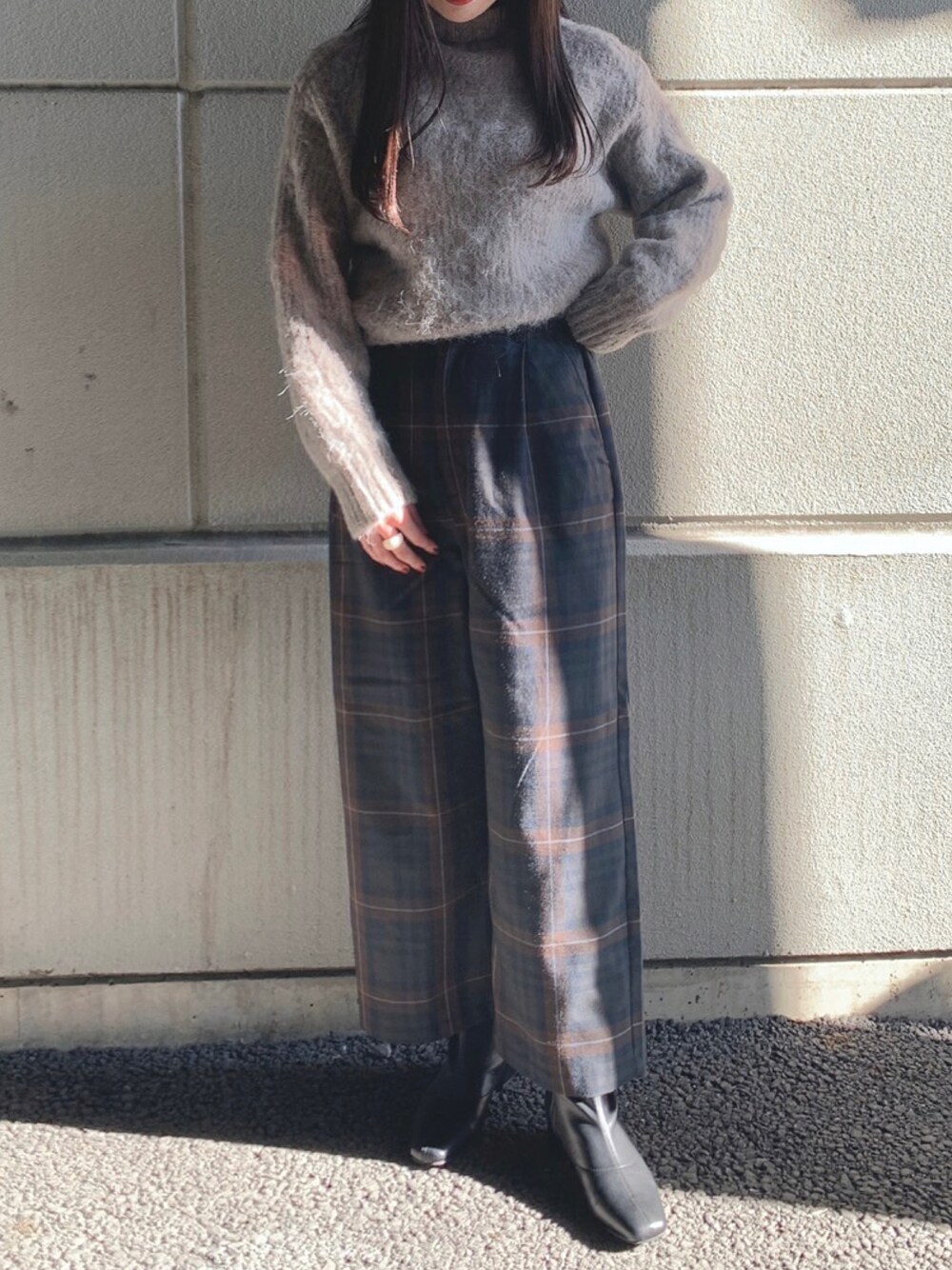 ベージュ系のニット/セーター、グレー系のその他パンツ、ブラック系のその他シューズを着用したレディースの冬コーディネートの1枚目の写真