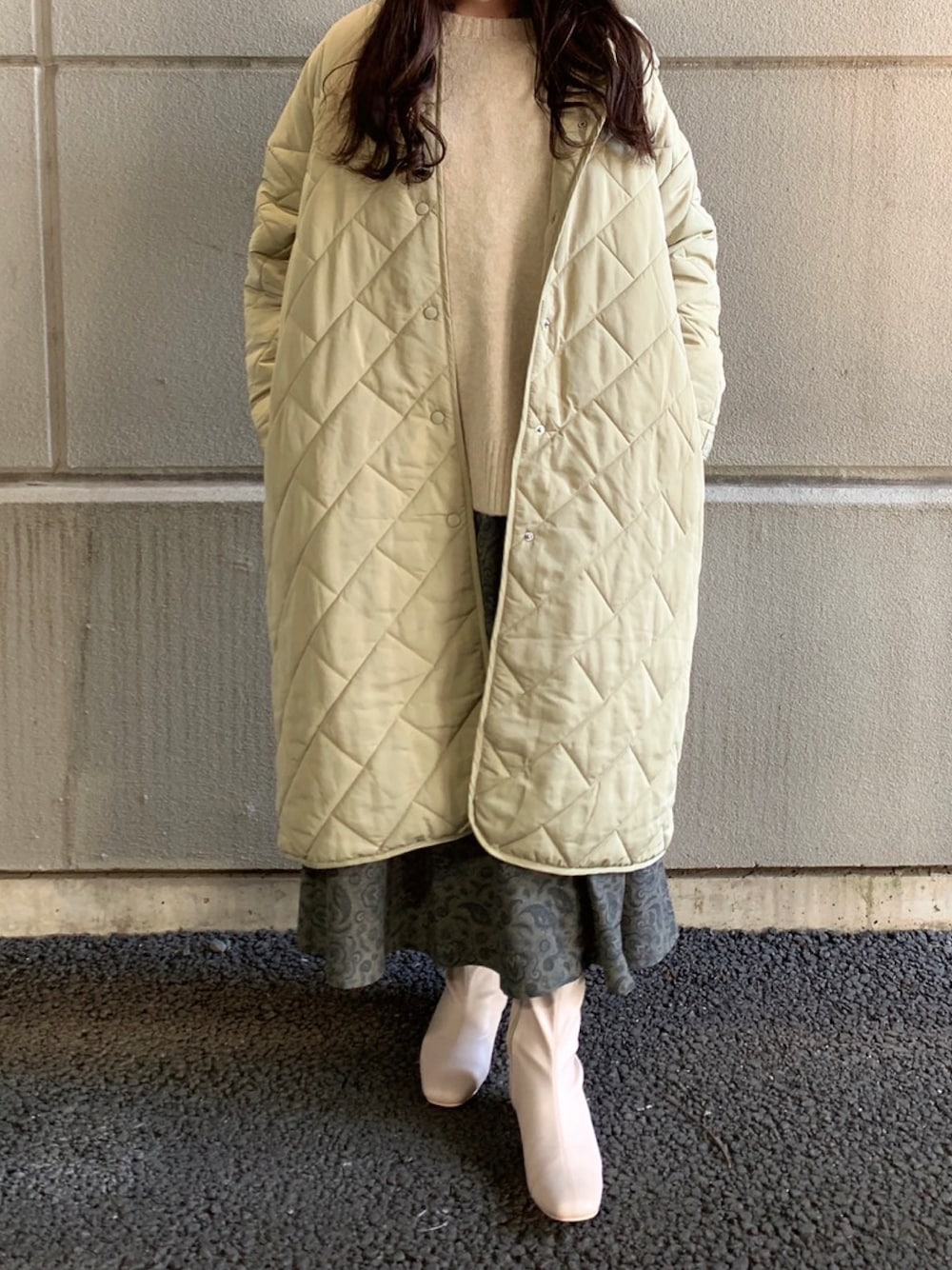 「ニット、ワンピース、ペイズリー柄、キルティング、レイヤードスタイル、WAREHOUSE、items、ITEMS URBANRESEARCH、アイテムズアーバンリサーチ、バック編みニット」｜「ITEMS URBANRESEARCHのバック編みニット（ニット/セーター、ベージュ系）」を使った、manaさん（レディース・160cm）の冬コーディネートの1枚目の写真