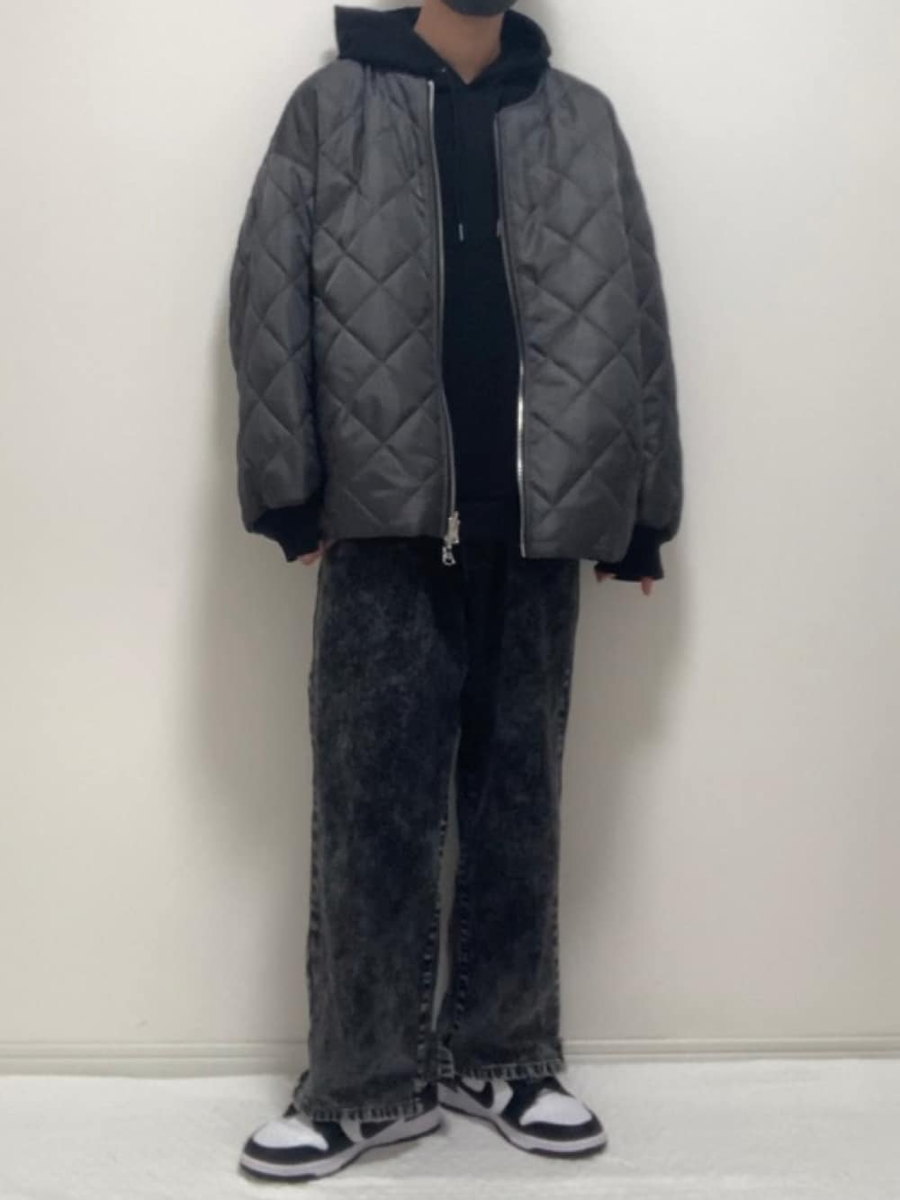 「春服、大人カジュアル、スニーカー、NIKE、キルティング、パーカー、MA-1、デニム、デニムパンツ、ワイドパンツ、モノトーン、モノトーンコーデ、春コーデ、オーバーサイズ、ブラックコーデ」｜「arrangementのアイテム（MA-1、グレー系）」を使った、藤原大和さん（メンズ・166cm）の春コーディネートの1枚目の写真