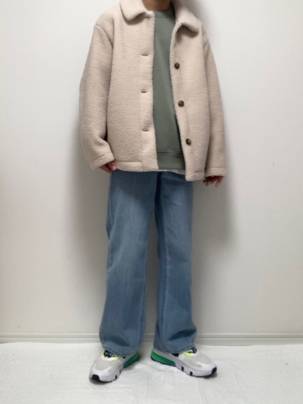 「ボアジャケット、ボア、アースカラー、オリーブ、ブルー、デニム、プチプラ、プチプラコーデ、NIKE、リラックススタイル、もこもこ、スニーカースタイル、白スニーカー、カジュアル、カジュアルコーデ」｜「UNIQLOのアイテム（その他アウター、ホワイト系）」を使った、藤原大和さん（メンズ・164cm）の冬コーディネートの1枚目の写真