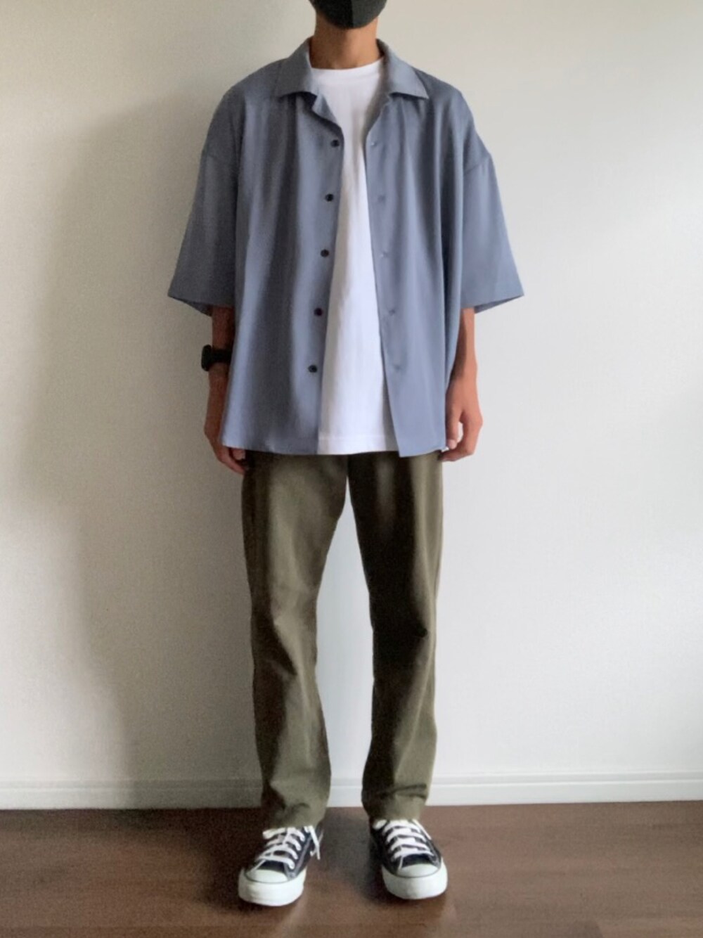 「CASPER JOHN、シンプル、スニーカー、UNIQLO、プチプラ、コンバース、シャツ、シャツスタイル、ブルー、白Tシャツ、黒スニーカー、おしゃれさんと繋がりたい、オリーブ、寒色系、リラックススタイル」｜「UNIQLOのエアリズムコットンオーバーサイズTシャツ（5分袖）（Tシャツ/カットソー、ホワイト系）」を使った、藤原大和さん（メンズ・163cm）の秋コーディネートの1枚目の写真