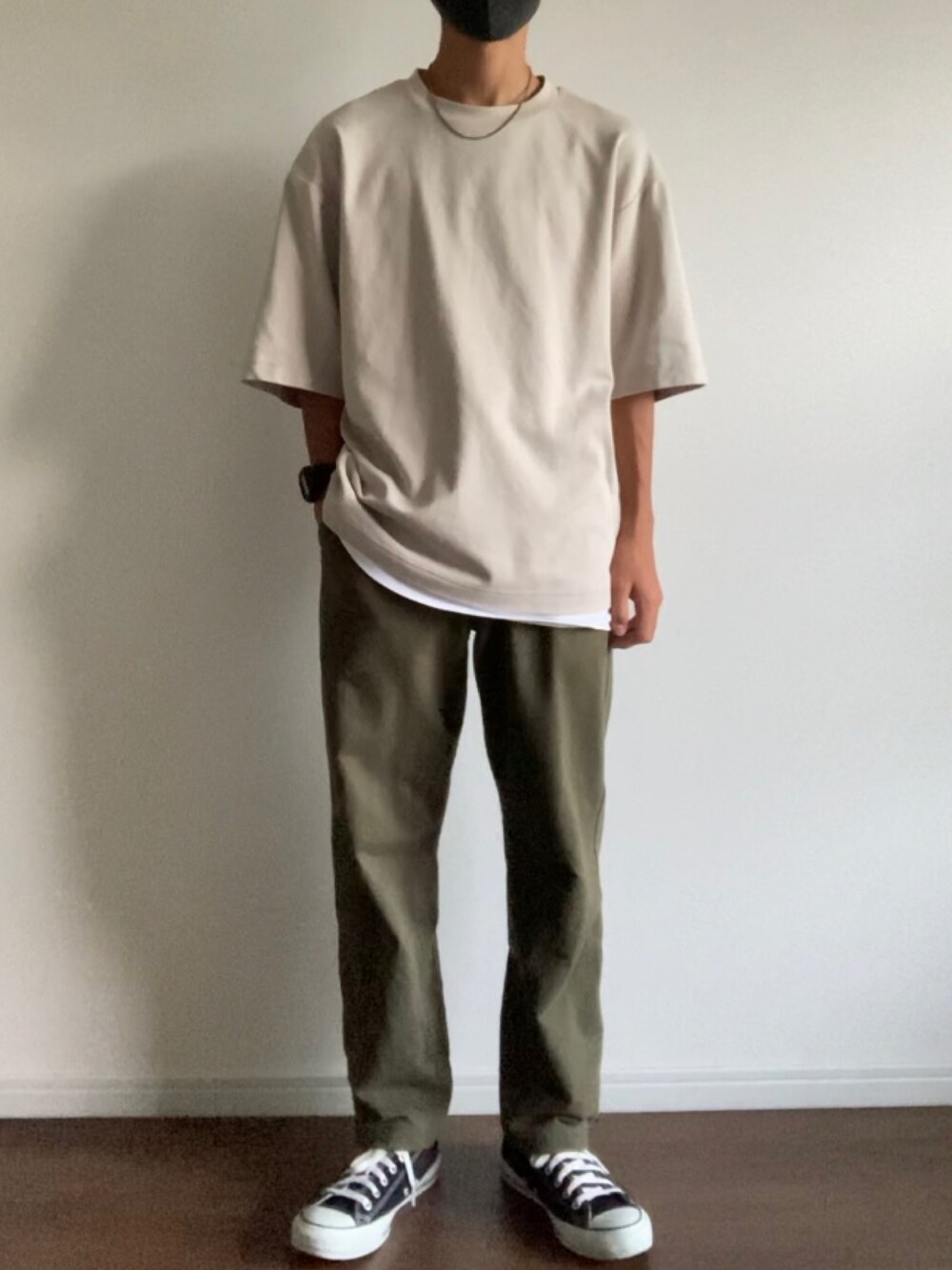 「UNIQLO、キレイめコーデ、レイヤードスタイル、レイヤード、アースカラー、ベージュ、プチプラ、グレー、ジャージ、アンクルパンツ、リラックススタイル、リラックス、コンバース、G-SHOCK、シルバーアクセサリー」｜「UNIQLOのアイテム（Tシャツ/カットソー、ベージュ系）」を使った、藤原大和さん（メンズ・163cm）の秋コーディネートの1枚目の写真