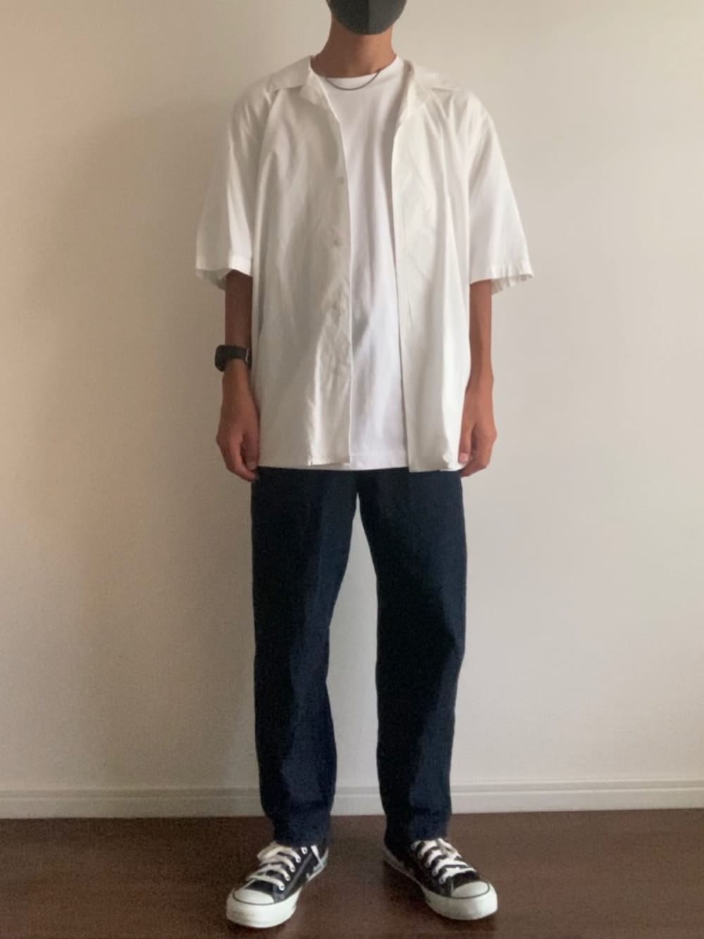 「ラブアンドピース2021、シンプル、爽やかコーデ、休日スタイル、デニム、UNIQLO、GU、コンバース、スニーカー、白シャツ、白Tシャツ、夏コーデ、プチプラ、低身長、シルバーアクセサリー」｜「GUのアイテム（デニムパンツ、ブルー系）」を使った、藤原大和さん（メンズ・163cm）の秋コーディネートの1枚目の写真
