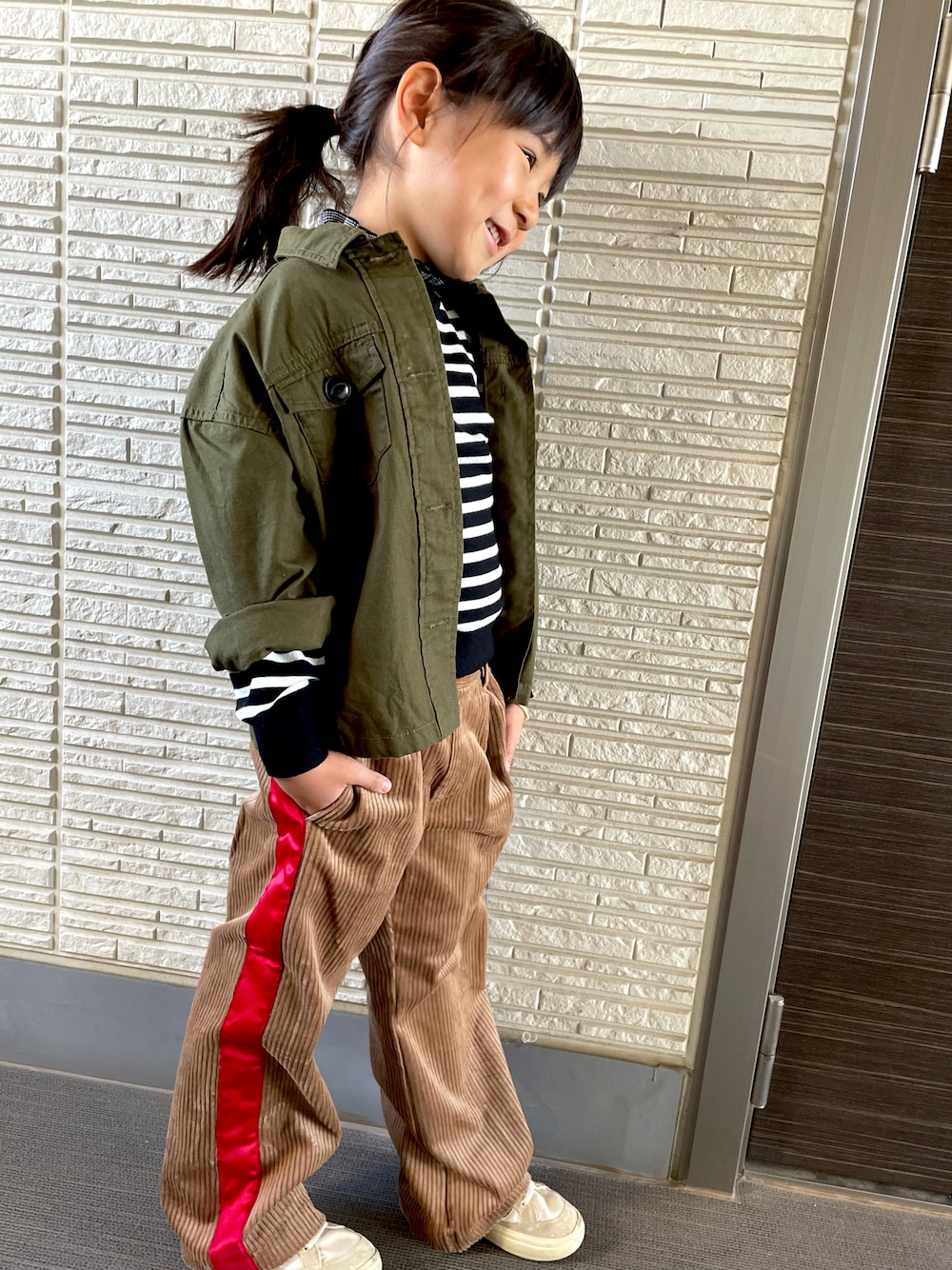 その他のニット/セーター、ブラウン系のパンツ、グリーン系のジャケット/アウターを着用したキッズの秋コーディネートの1枚目の写真