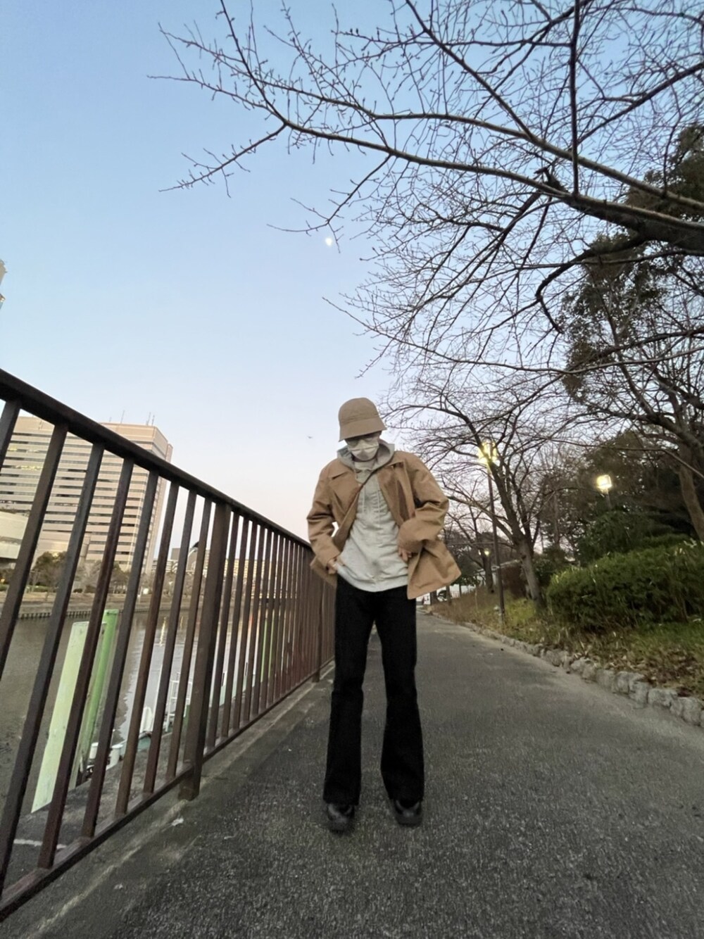 ベージュ系のジャケット/アウター、ブラック系のデニムパンツを着用したメンズの冬コーディネートの3枚目の写真