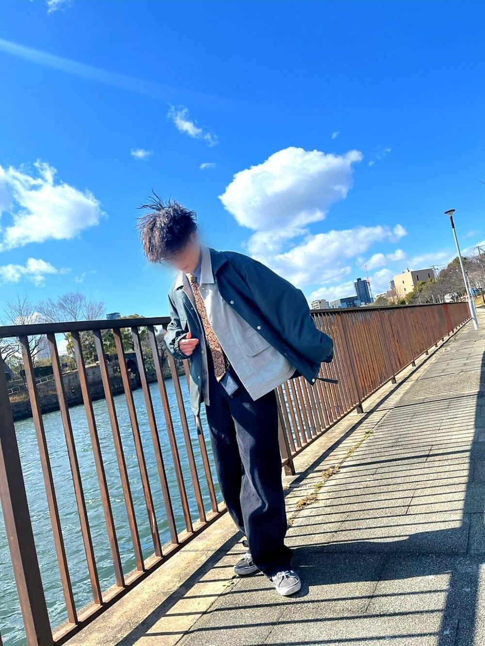 ブラック系のデニムパンツ、グリーン系のブルゾン、ブラック系のスニーカーを着用したメンズの冬コーディネートの2枚目の写真