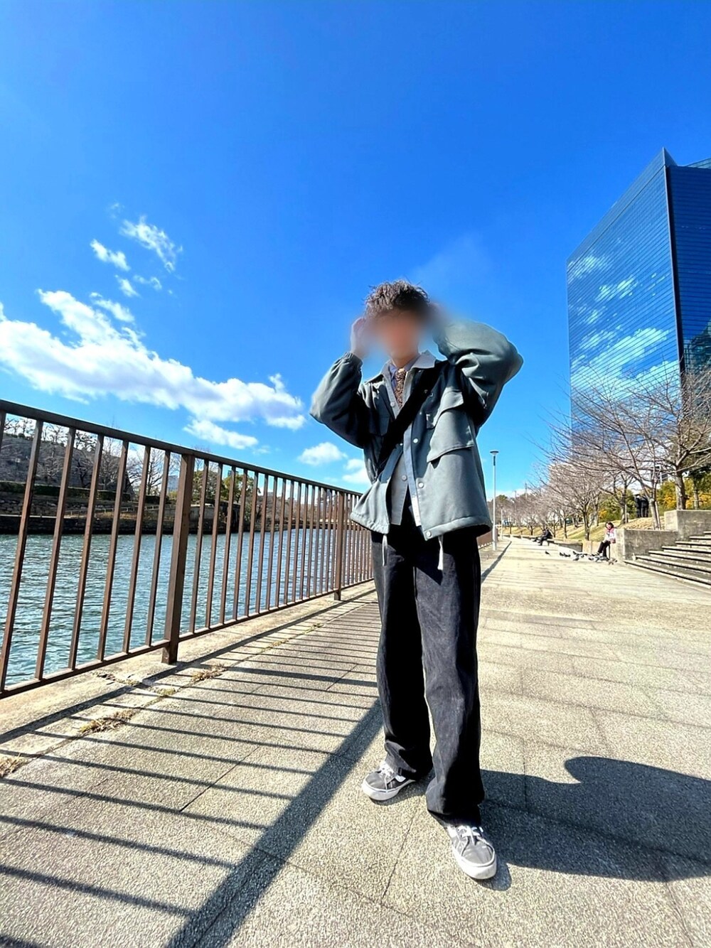 ブラック系のデニムパンツ、グリーン系のブルゾン、ブラック系のスニーカーを着用したメンズの冬コーディネートの3枚目の写真