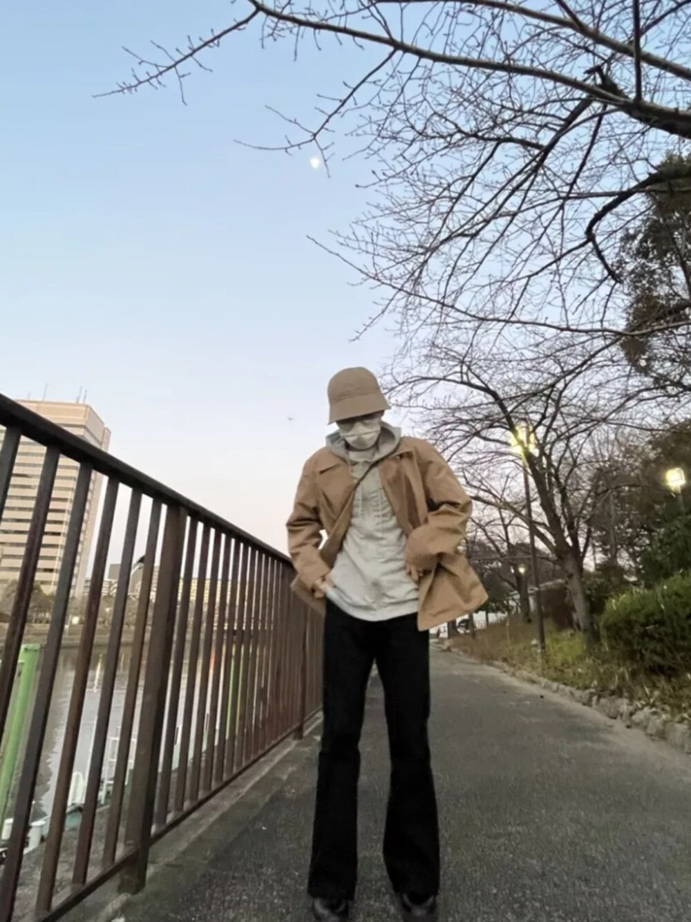 ベージュ系のジャケット/アウター、ブラック系のデニムパンツを着用したメンズの冬コーディネートの2枚目の写真