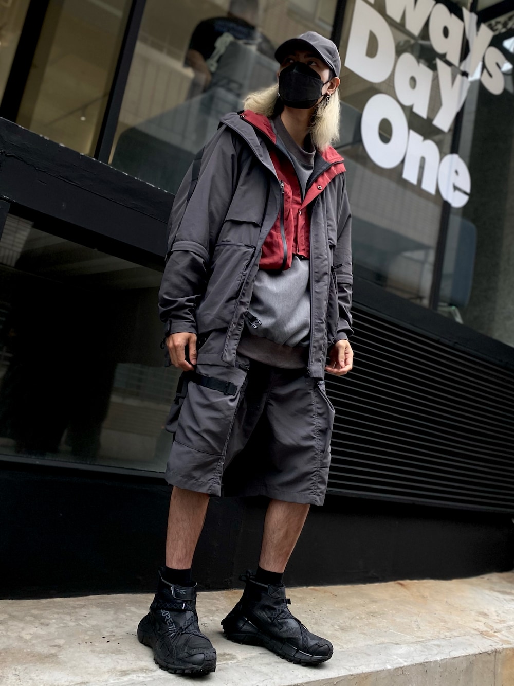 「Taiwan、ootd、outfit、街頭穿搭、fashion、reebok、休閒、休日スタイル、休日コーデ、大人カジュアル、大人コーデ、大人ガーリー、雨の日コーデ、UNIQLO、oversize」｜「wisdomのアイテム（ナイロンジャケット、グレー系）」を使った、ctboi さん（メンズ・175cm）の春コーディネートの1枚目の写真