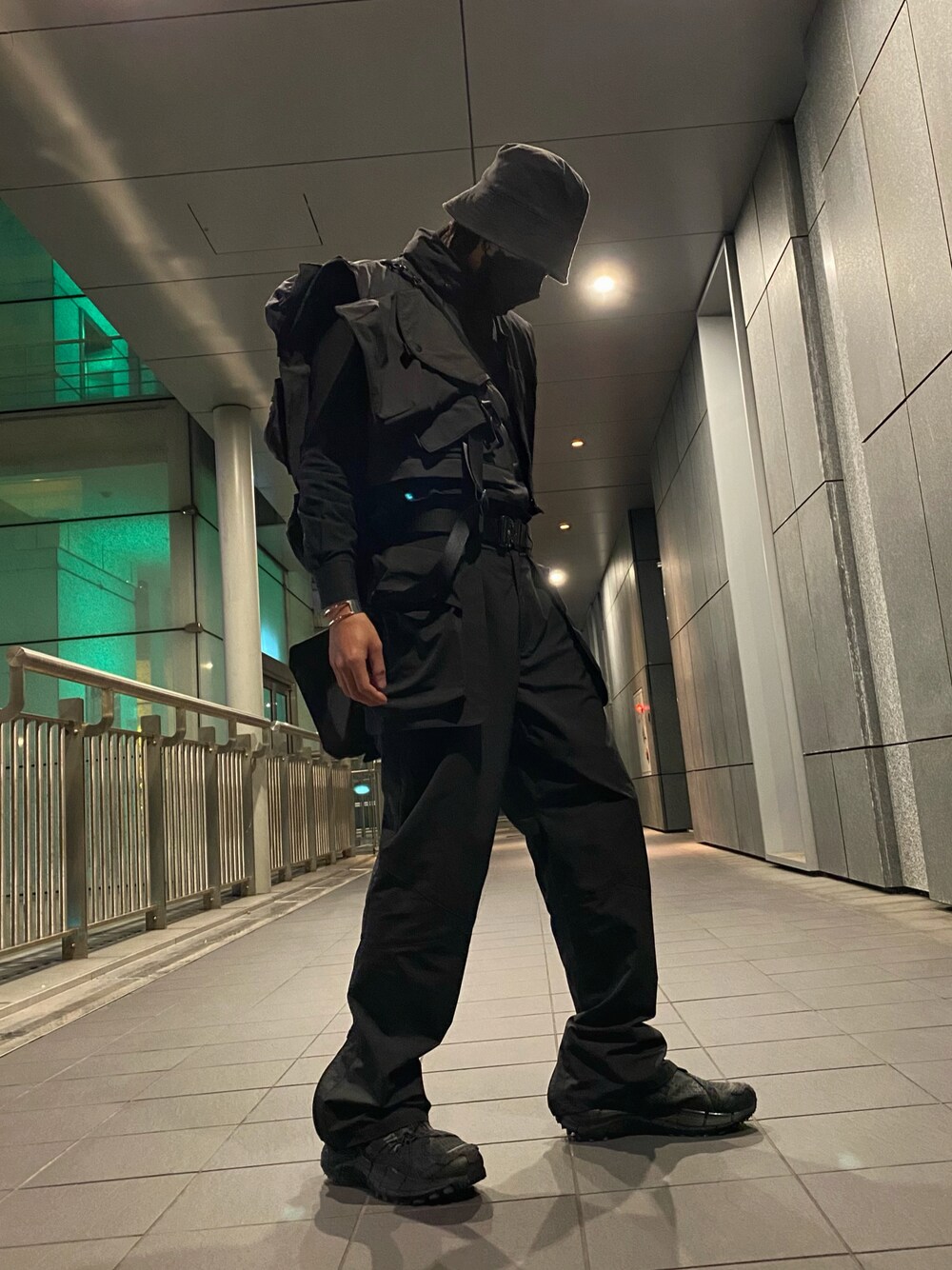 「Taiwan、ootd、outfit、雨の日コーデ、大人カジュアル、大人コーデ、大人ガーリー、休日スタイル、休日コーデ、休閒、街頭穿搭、UNIQLO、reebok、春コーデ、春」｜「wisdomのアイテム（ベスト、グレー系）」を使った、ctboi さん（メンズ・175cm）の春コーディネートの1枚目の写真