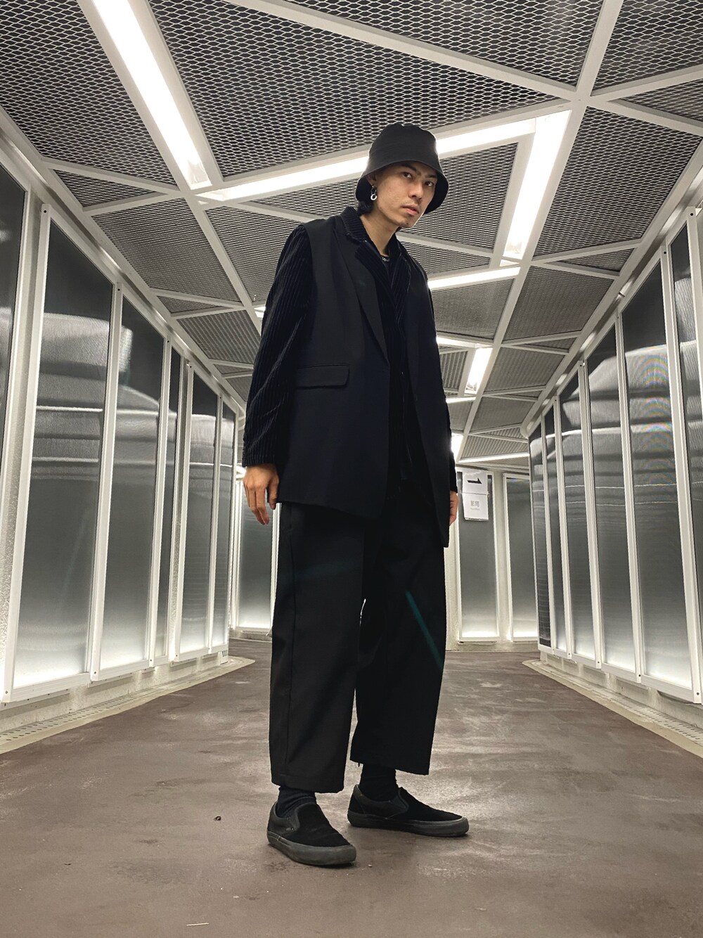 「ootd、outfit、街頭穿搭、UNIQLO、H&M、VANS、大人カジュアル、大人コーデ、大人ガーリー、休日スタイル、休日コーデ、休閒、古着、古着MIX、Taiwan」｜「H&Mのアイテム（ベスト、ブラック系）」を使った、ctboi さん（メンズ・175cm）の春コーディネートの1枚目の写真