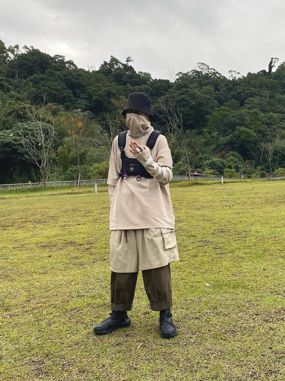 「ootd、outfit、街頭穿搭、休閒、古着、古着MIX、ellesse、reebok、休日スタイル、休日コーデ、大人カジュアル、大人コーデ、雨の日コーデ、国潮、oversize」｜「Ionismのアイテム（Tシャツ/カットソー、ベージュ系）」を使った、ctboi さん（メンズ・175cm）の冬コーディネートの1枚目の写真