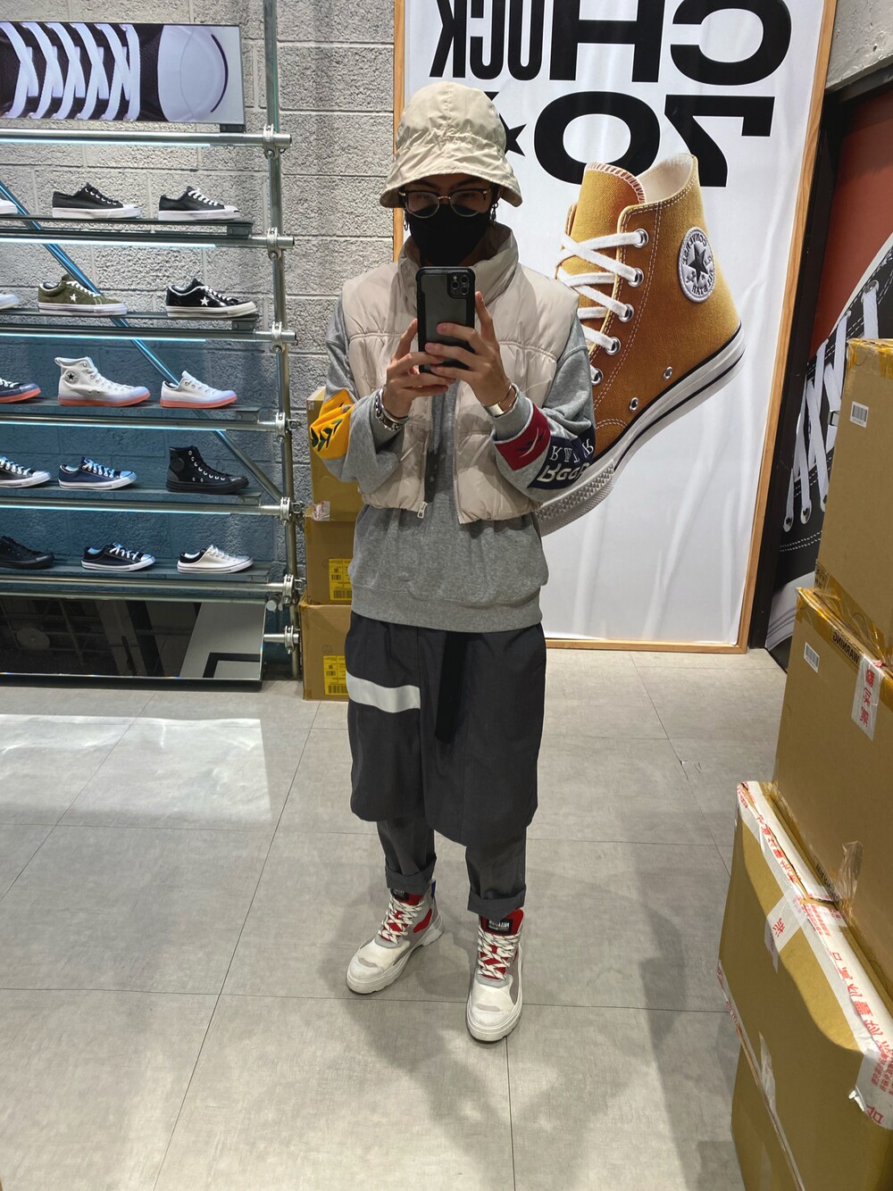 「ootd、outfit、街頭穿搭、休閒、漁夫帽、reebok、H&M、雨の日コーデ、休日スタイル、休日コーデ、大人カジュアル、大人コーデ、古着MIX、vintage、古着」｜「H&Mのアイテム（ベスト、ベージュ系）」を使った、ctboi さん（メンズ・175cm）の冬コーディネートの1枚目の写真