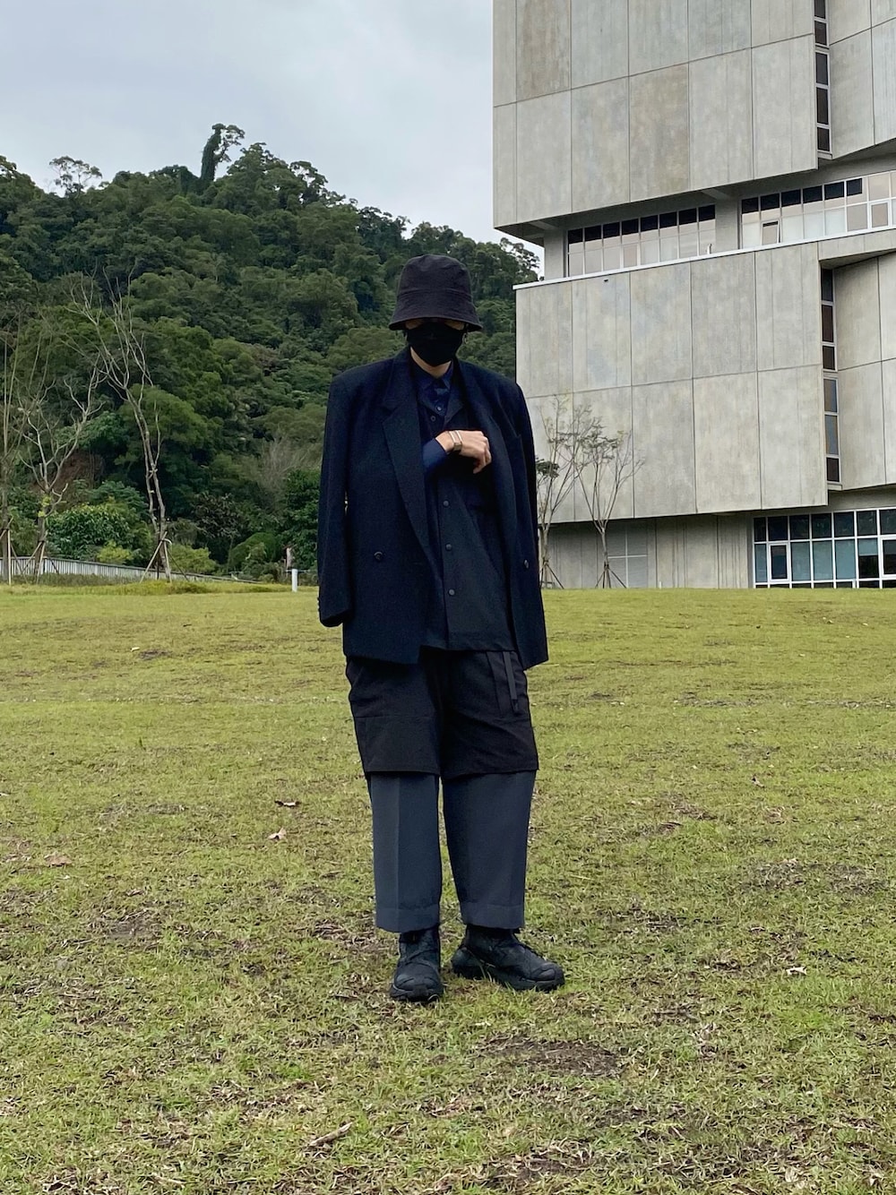 「ootd、outfit、fashion、vintage、古着、古着MIX、休閒、漁夫帽、韓国ファッション、休日スタイル、休日コーデ、大人カジュアル、大人コーデ、雨の日コーデ、UNIQLO」｜「Ionismのアイテム（シャツ/ブラウス、ブラック系）」を使った、ctboi さん（メンズ・175cm）の冬コーディネートの1枚目の写真