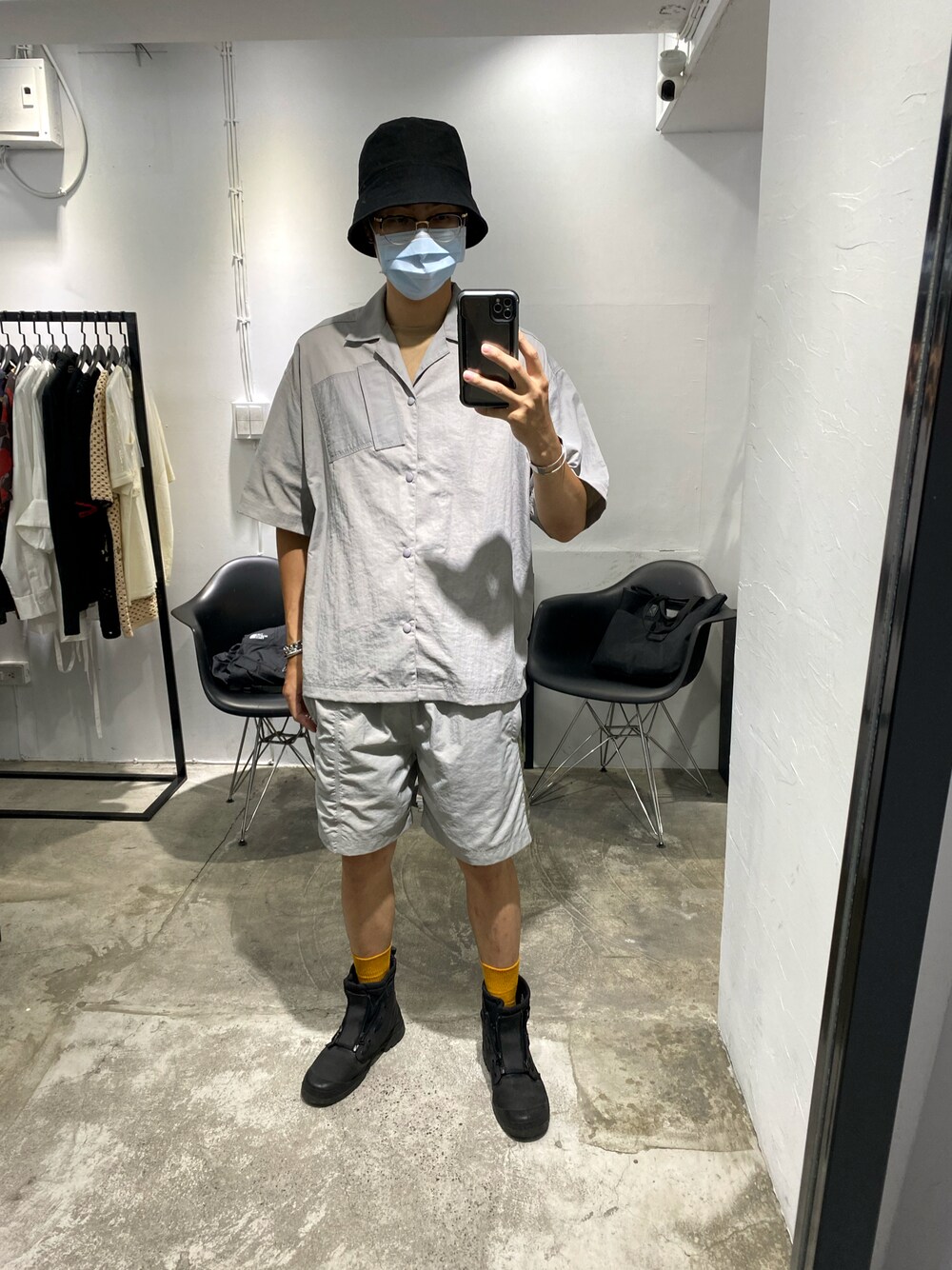 「ootd、ootdtw、休閒、休日スタイル、休日コーデ、oversize、fashion、fashion blogger、雨の日コーデ、漁夫帽、白Tシャツ、白シャツ、白スニーカー、日系極簡、日系极简」｜「Ionismのアイテム（シャツ/ブラウス、グレー系）」を使った、ctboi さん（メンズ・175cm）の秋コーディネートの1枚目の写真