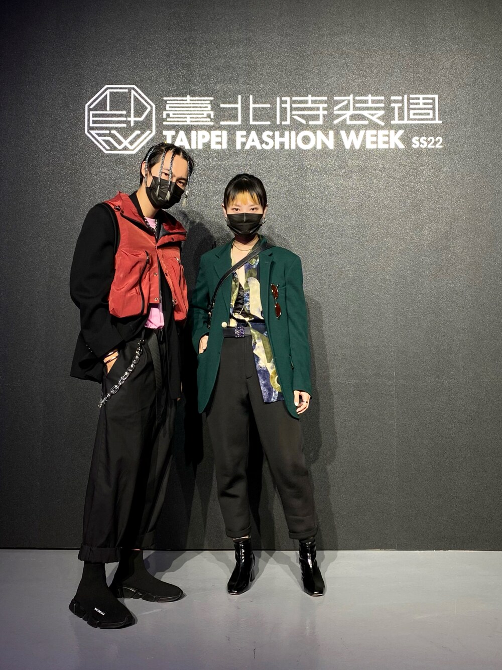 「ootd、outfit、ootdtw、fashion、fashion blogger、BALENCIAGA、休閒、街頭穿搭、街头搭配、黑白搭配、oversize、古着、古着MIX、古着コーデ、古着好きな人と繋がりたい」｜「weavismのアイテム（ベスト、レッド系）」を使った、ctboi さん（メンズ・175cm）の秋コーディネートの1枚目の写真