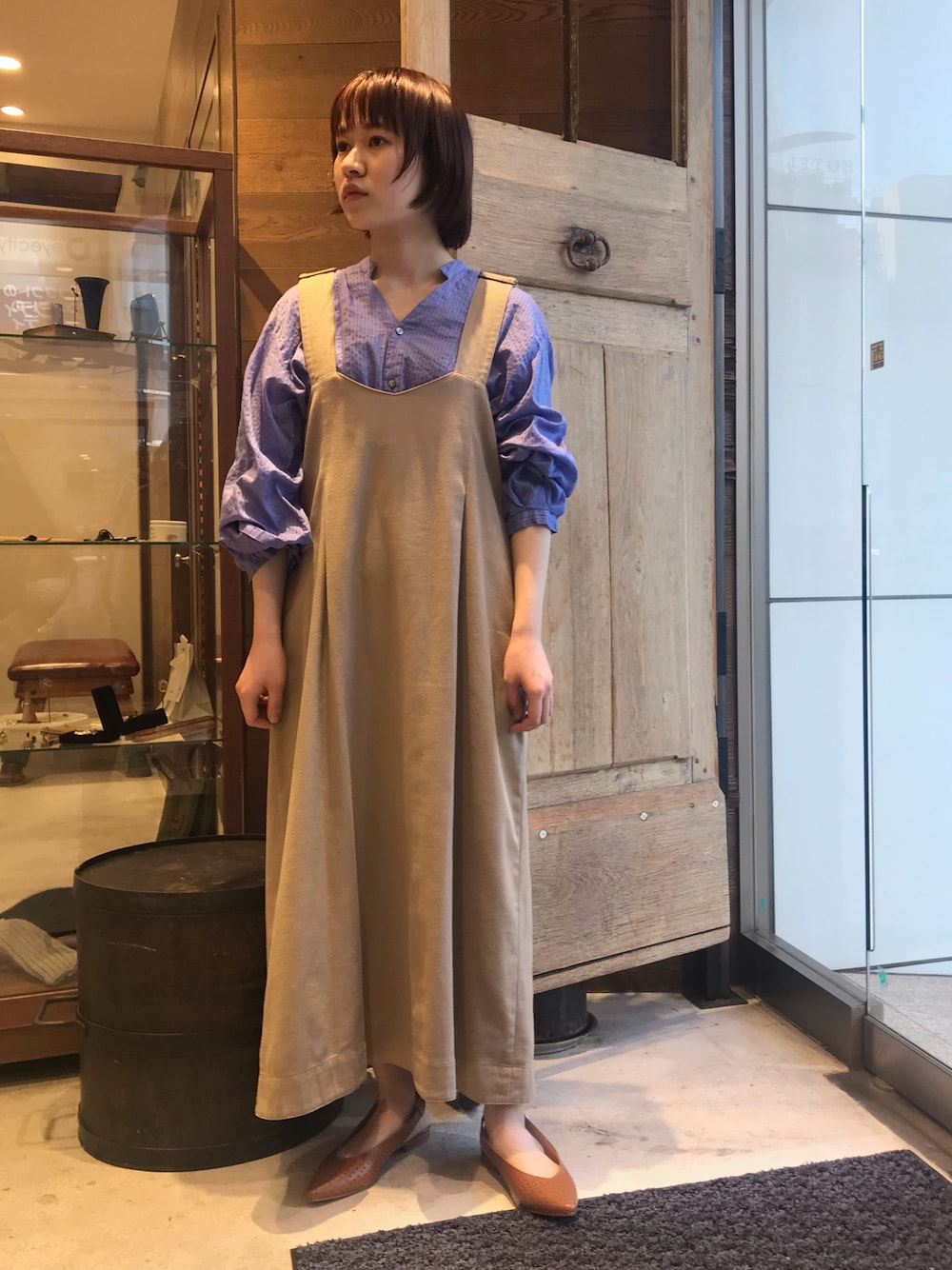 「休日スタイル、大人コーデ、カジュアル、きれいめカジュアル、ジャンパースカート、ブラウス、低身長、春先取り、ゆるコーデ、着回しコーデ」｜「FIL DE FERの麻レーヨンポリツイル　ジャンパースカート（ジャンパースカート、ベージュ系）」を使った、min.さん（レディース・156cm）の冬コーディネートの1枚目の写真