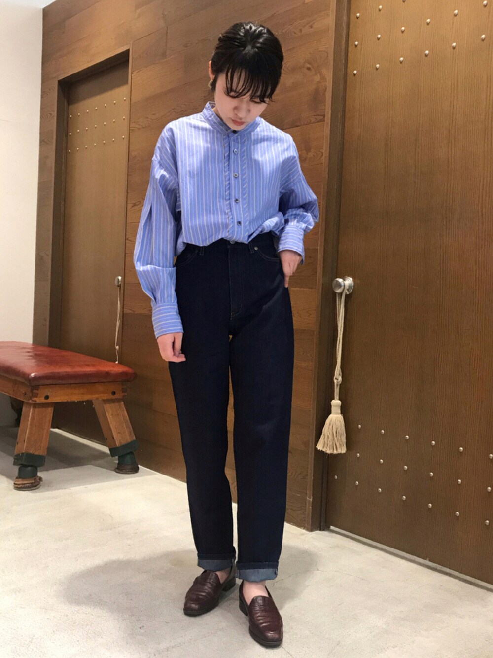 「シンプルコーデ、パンツスタイル、大人カジュアル、秋コーデ、低身長、デニムパンツ、シャツスタイル、ローファー、ショートヘア、シャツコーデ」｜「FIL DE FERのポプリンストライプ　プラケットシャツ（シャツ/ブラウス、ブルー系）」を使った、min.さん（レディース・156cm）の秋コーディネートの1枚目の写真