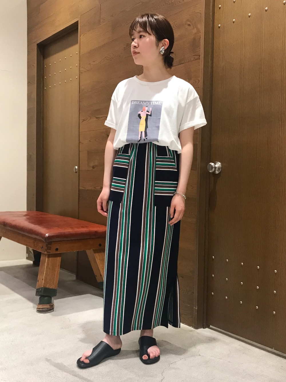 「夏コーデ、ラフ、スカート、Tシャツ/カットソー、低身長、カジュアルコーデ、サンダル、シンプル、Tシャツ、大人カジュアル」｜「FIL DE FERのワイドボーダー　ストレートスカート（スカート、グリーン系）」を使った、min.さん（レディース・156cm）の春コーディネートの1枚目の写真