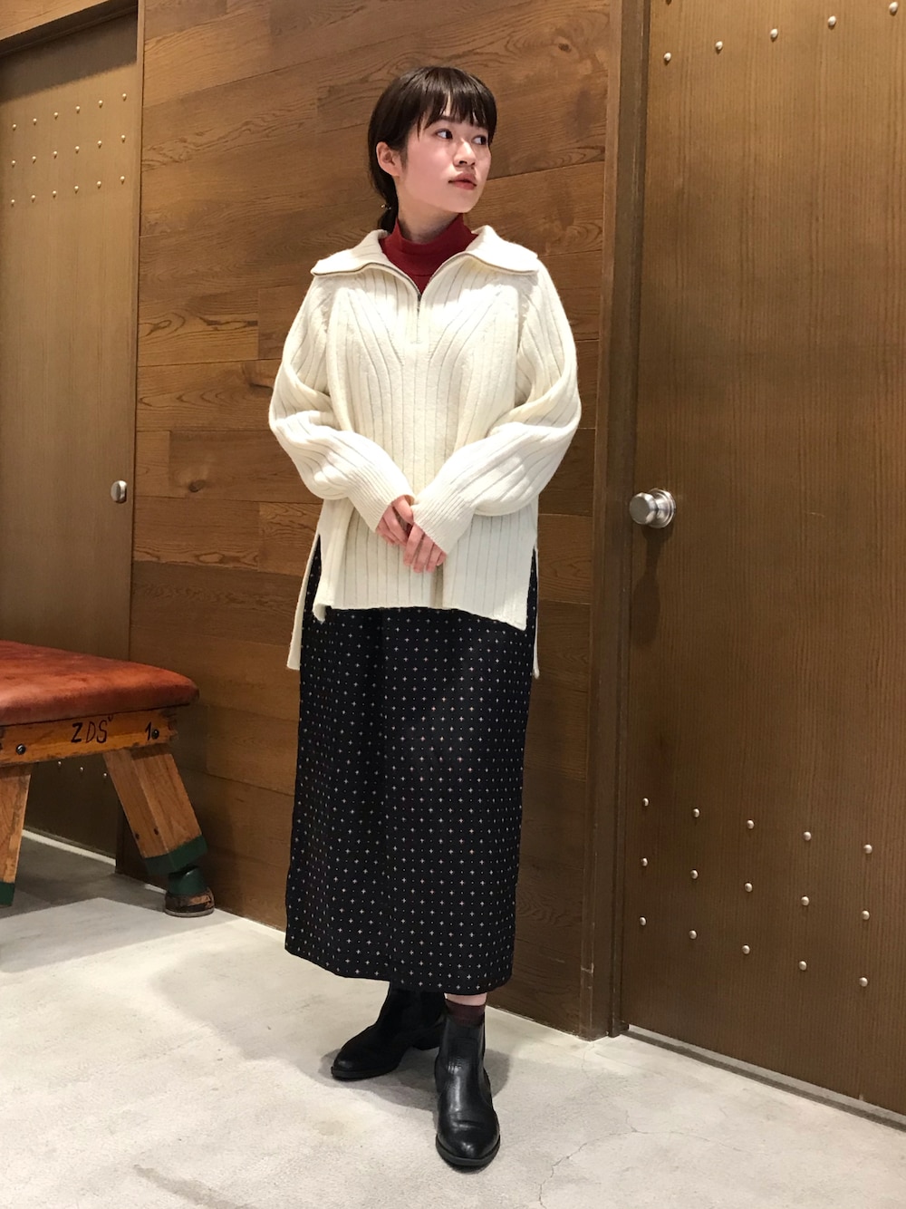 「大人コーデ、ラクチンコーデ、ラフコーデ、ニット、スカート、タートルネック、ブーツ、カラーコーデ、秋コーデ、低身長」｜「NOMBRE IMPAIRの【stilmoda】サイドゴアブーツ（ブーツ、ブラック系）」を使った、min.さん（レディース・156cm）の秋コーディネートの1枚目の写真
