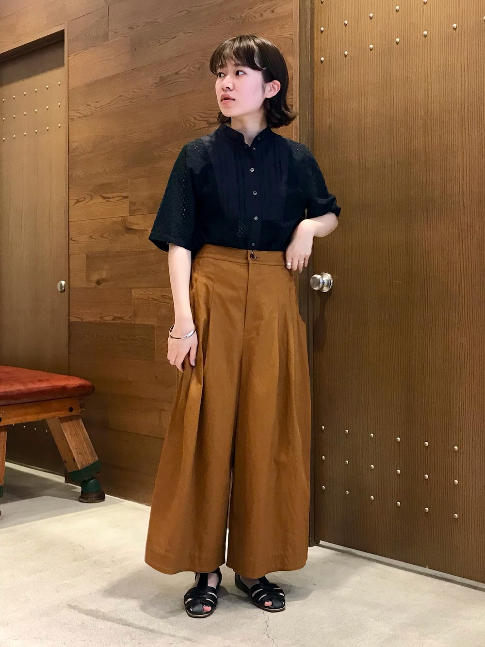 「シンプルコーデ、休日コーデ、カジュアル、低身長コーデ、黒、夏コーデ、カラーコーデ、パンツスタイル、ゆったりコーデ、シャツスタイル」｜「NOMBRE IMPAIRのオプティカルレース　スタンドブラウス（シャツ/ブラウス、ブルー系）」を使った、min.さん（レディース・156cm）の夏コーディネートの1枚目の写真