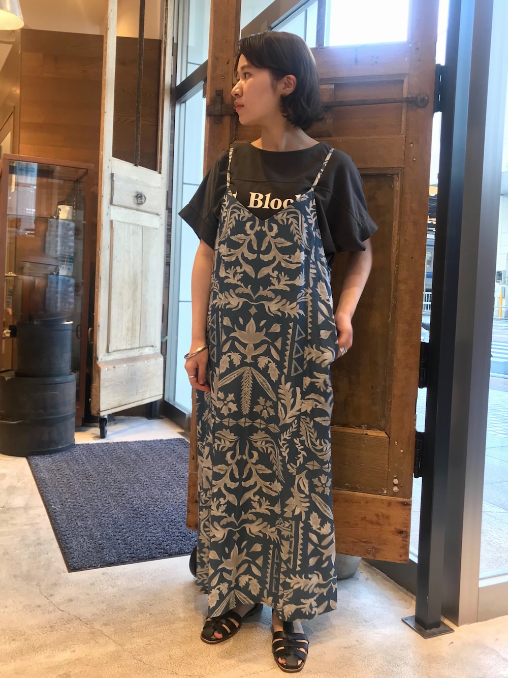 「夏コーデ、カジュアルコーデ、サンダル、低身長、休日コーデ、ゆったりコーデ、キャミワンピ、Tシャツ、ラクチンコーデ、リラックススタイル」｜「NOMBRE IMPAIRのBlock PT　ドルマンP/O（Tシャツ/カットソー、グレー系）」を使った、min.さん（レディース・156cm）の夏コーディネートの1枚目の写真