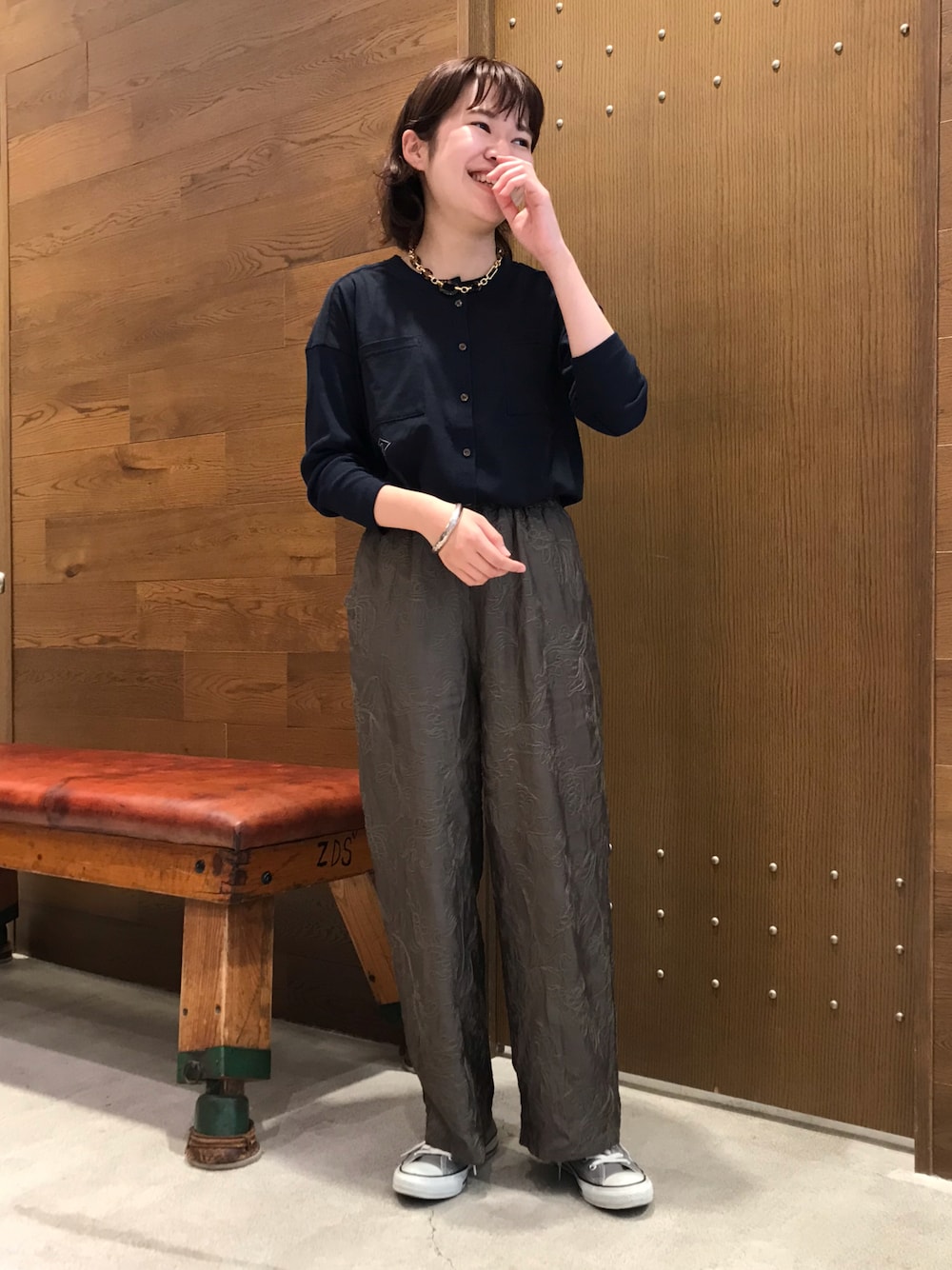 「秋コーデ、ラフ、カジュアル、低身長コーデ、カーディガン、パンツスタイル、刺繍、スニーカー、休日コーデ、シンプル」｜「rapiecageのアセチ＆チェーンMIXネックレス（ネックレス、ゴールド系）」を使った、min.さん（レディース・156cm）の秋コーディネートの1枚目の写真