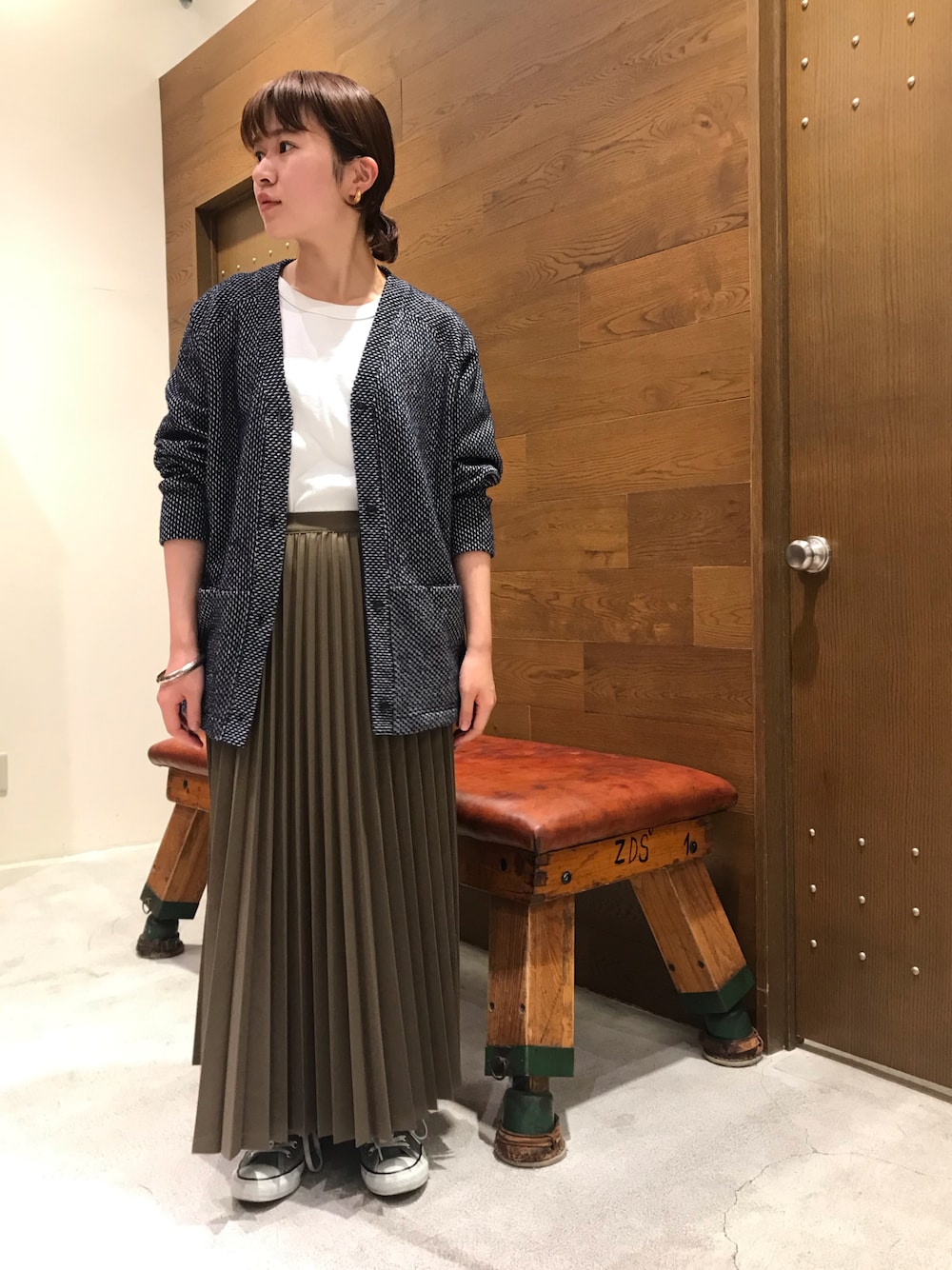 「シンプルコーデ、ラクチンコーデ、低身長、リラックススタイル、スニーカー、秋服、スカート、カーディガン、休日スタイル、プリーツスカート」｜「NOMBRE IMPAIRのアイテム（カーディガン/ボレロ、グレー系）」を使った、min.さん（レディース・156cm）の秋コーディネートの1枚目の写真