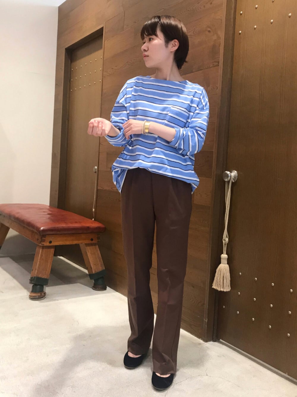 「ボーダー、秋のコーデ、プルオーバー、大人カジュアル、ラフ、大人コーデ、パンツスタイル、シンプルコーデ、低身長、ラクチンコーデ」｜「FIL DE FERのマルチボーダー　長袖P/O（Tシャツ/カットソー、ブルー系）」を使った、min.さん（レディース・156cm）の秋コーディネートの1枚目の写真