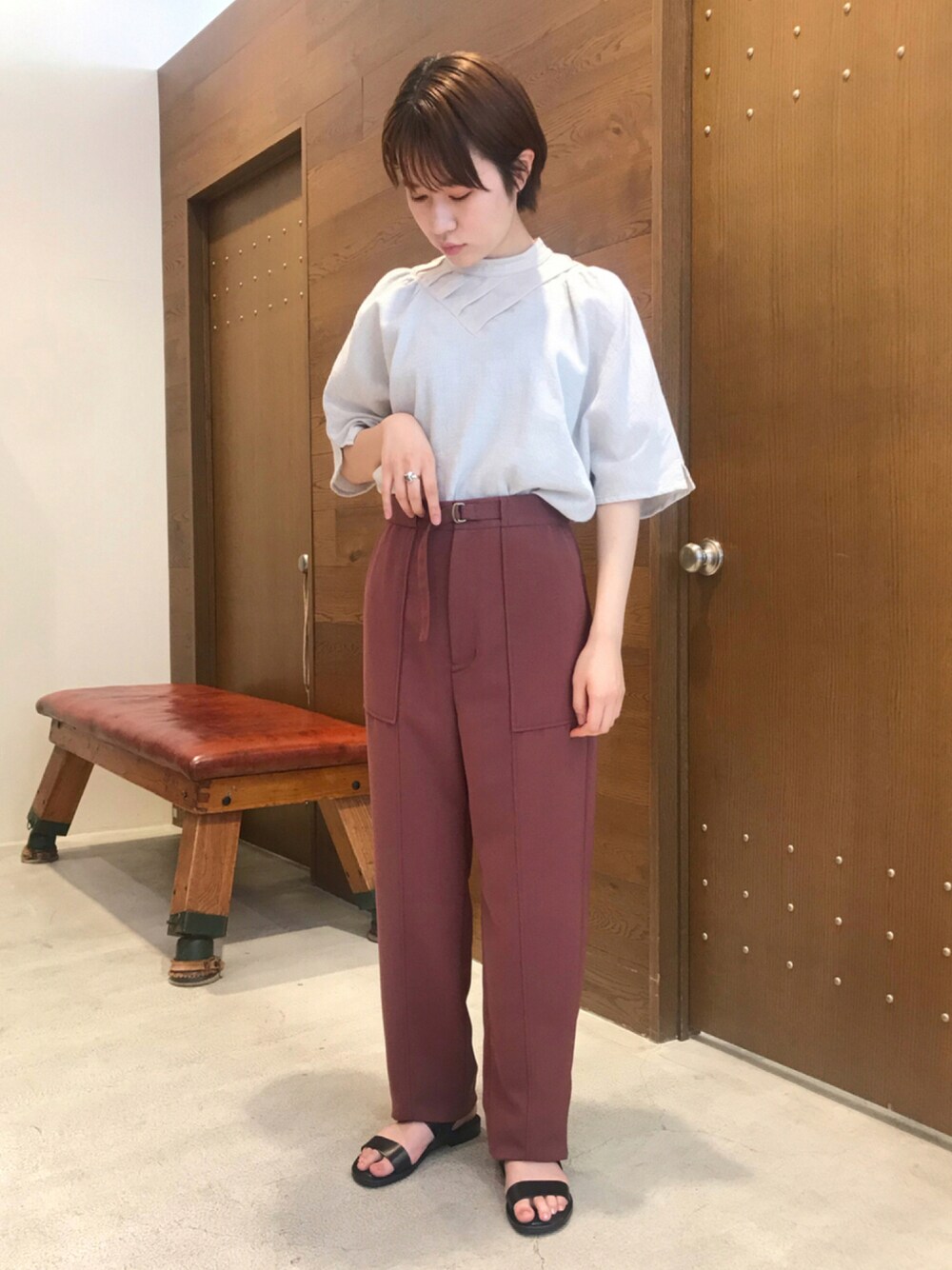 「ラクチンコーデ、ラフ、きれいめカジュアル、ブラウス、リラックススタイル、低身長、パンツスタイル、サンダルコーデ、キレイめ、シンプル」｜「FIL DE FERのワッフルドビー　ハイネックブラウス（シャツ/ブラウス、グレー系）」を使った、min.さん（レディース・156cm）の夏コーディネートの1枚目の写真