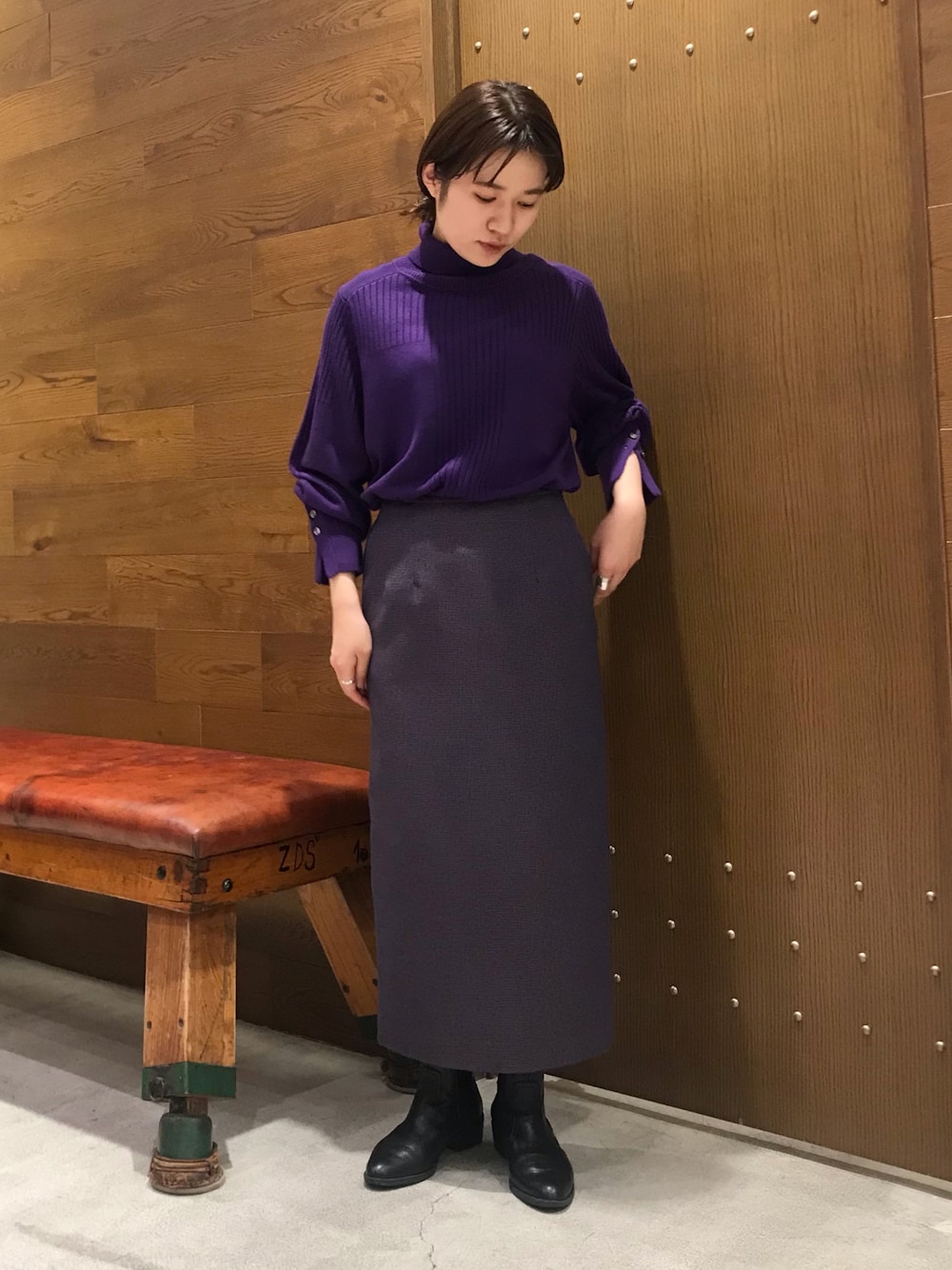 「シンプルスタイル、ニットコーデ、スカート、ブーツ、低身長、お出かけコーデ、パープル、休日コーデ、上品、冬コーデ」｜「NOMBRE IMPAIRの【stilmoda】サイドゴアブーツ（ブーツ、ブラック系）」を使った、min.さん（レディース・156cm）の冬コーディネートの1枚目の写真