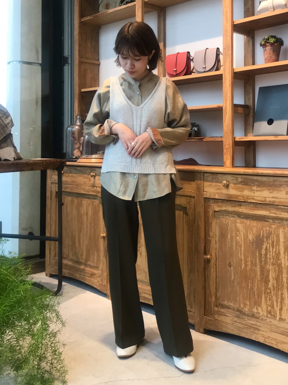 「休日コーデ、秋のコーデ、低身長、リラックススタイル、カジュアル、ベスト、パンツスタイル、シャツスタイル、お出かけコーデ、レイヤードスタイル」｜「FIL DE FERのシルキードライツイル　イージーパンツ（その他パンツ、グリーン系）」を使った、min.さん（レディース・156cm）の夏コーディネートの1枚目の写真