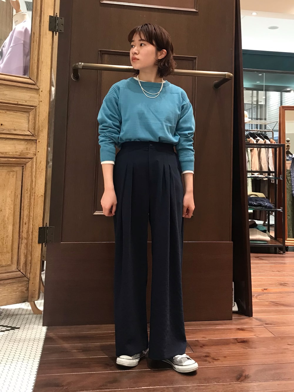 「カジュアルコーデ、シンプル、着回しコーデ、低身長コーデ、パンツスタイル、スニーカー、春、春色、カラーコーデ、プルオーバー」｜「rapiecageの3㎜メタルビーズロングネックレス（ネックレス、シルバー系）」を使った、min.さん（レディース・156cm）の冬コーディネートの1枚目の写真