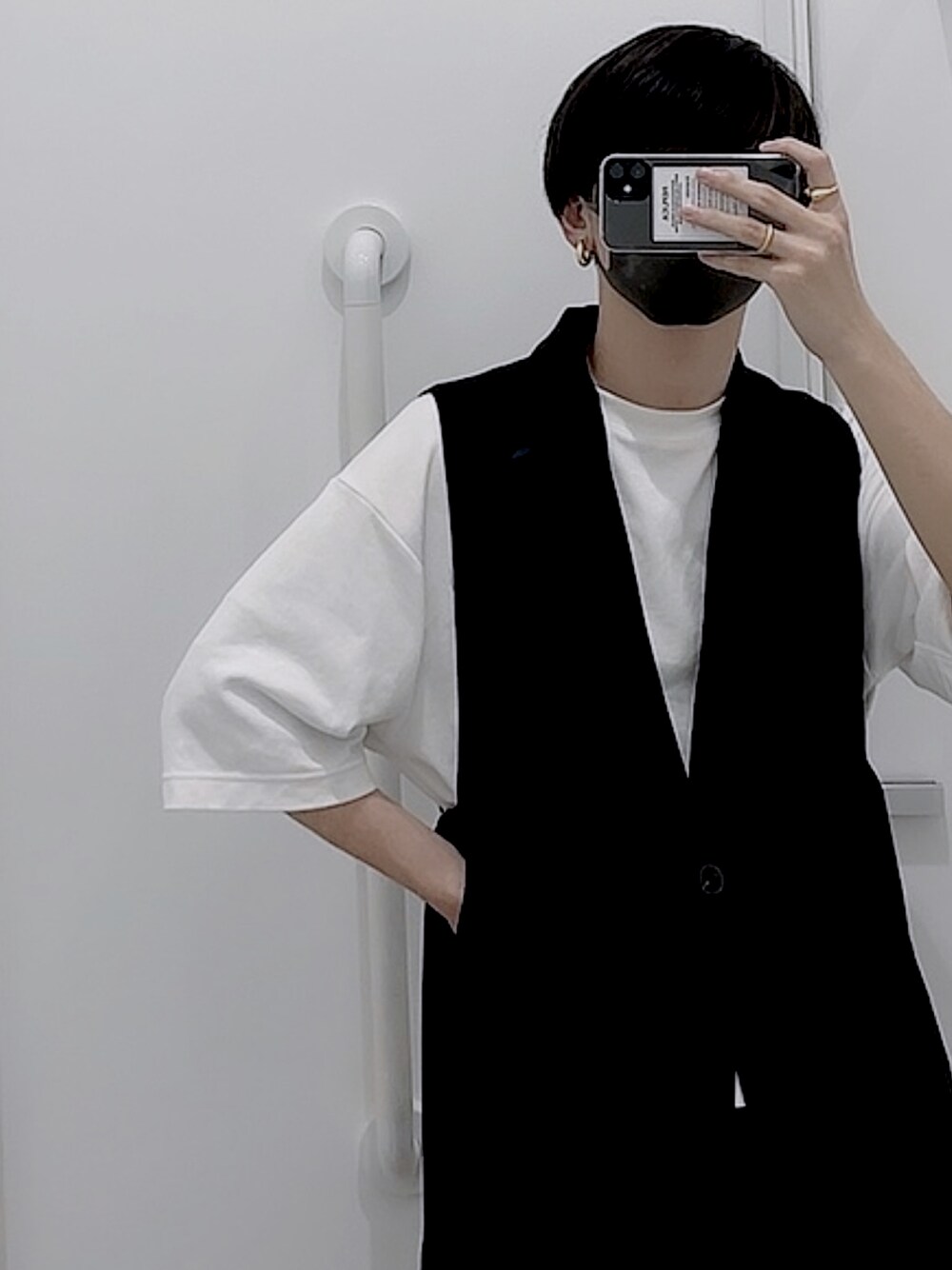 「夏コーデ、Tシャツ、UNIQLO、ootd、春夏コーデ、キレイめ、モノトーン、ベスト、低身長」｜「UNIQLOのエアリズムコットンオーバーサイズTシャツ（5分袖）（Tシャツ/カットソー、ホワイト系）」を使った、ジジさん（メンズ・50cm）の夏コーディネートの1枚目の写真