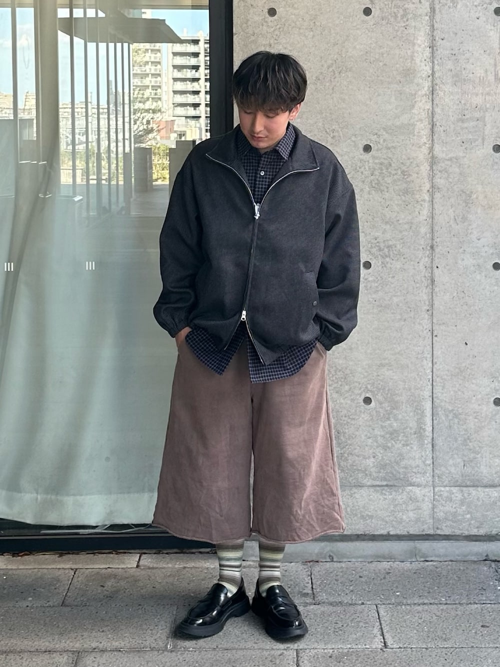 ブルー系のブルゾンを着用したメンズの秋コーディネートの1枚目の写真