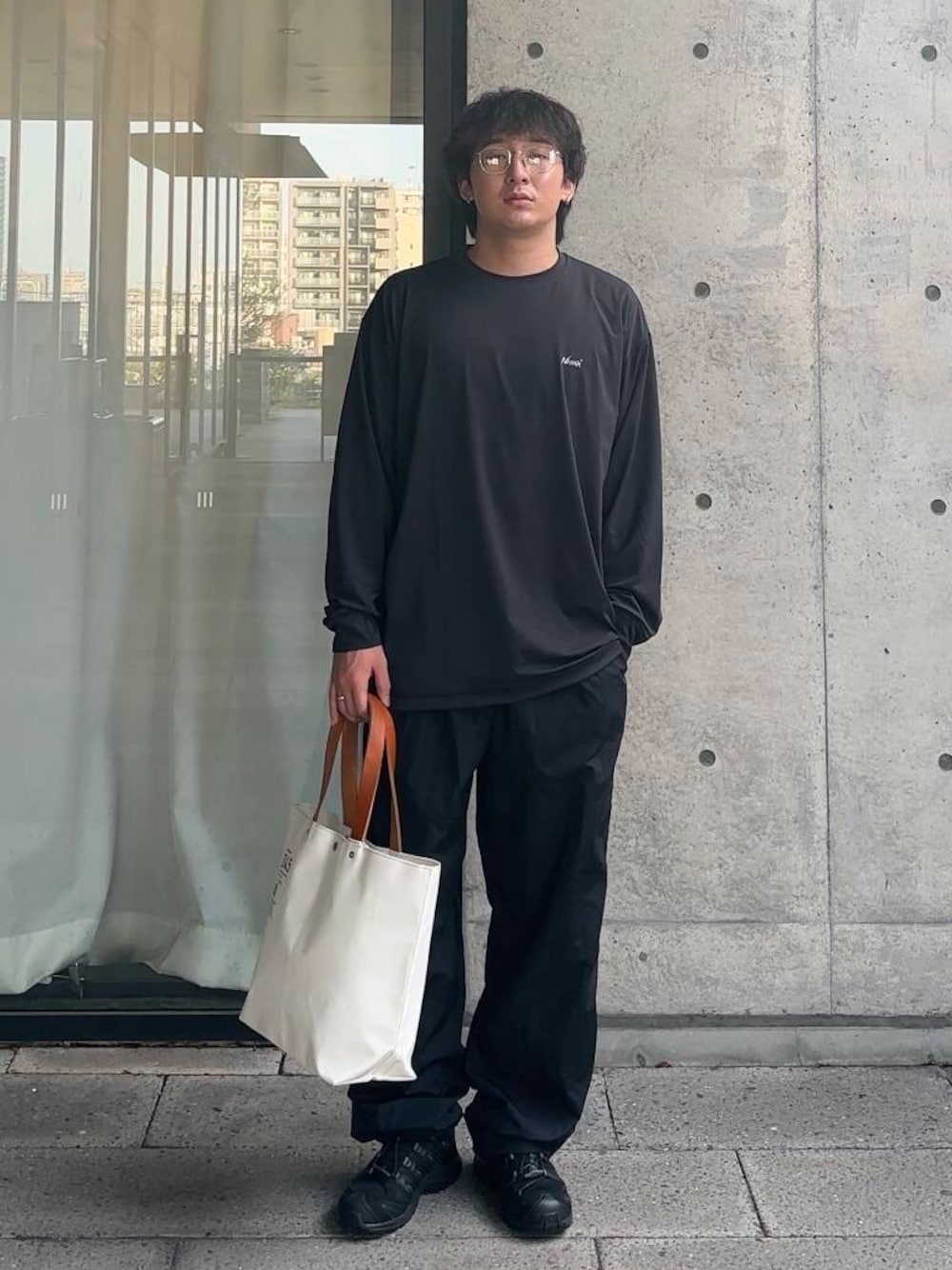 「モノトーン、ワントーン、オフィスカジュアル、柄物、古着mix、旅行コーデ、紫外線対策、帰省コーデ、水際アイテム、夏のブラックコーデ、私のイチ推しブランド、夏の快適通勤コーデ、私が選ぶセールアイテム25ss、機能性素材×カットソー」｜「URBAN RESEARCHの横濱帆布鞄　YHC Boat Tote Bag（トートバッグ、ホワイト系）」を使った、ｵｶｲﾖｼﾋﾃﾞさん（メンズ・167cm）の夏コーディネートの1枚目の写真