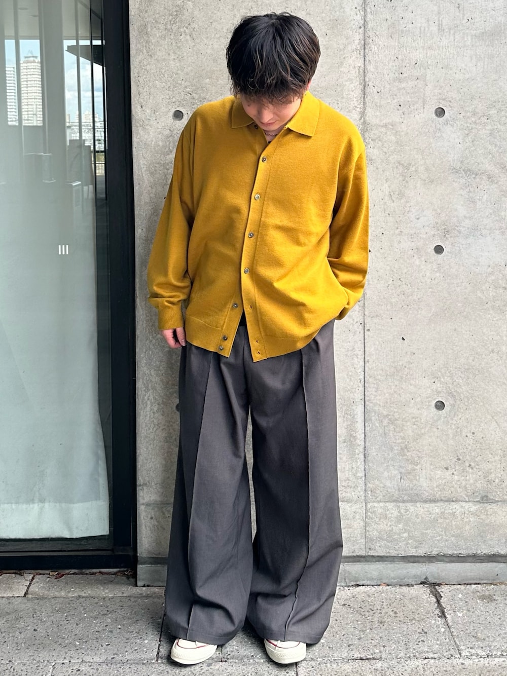 イエロー系のニット/セーターを着用したメンズの秋コーディネートの1枚目の写真