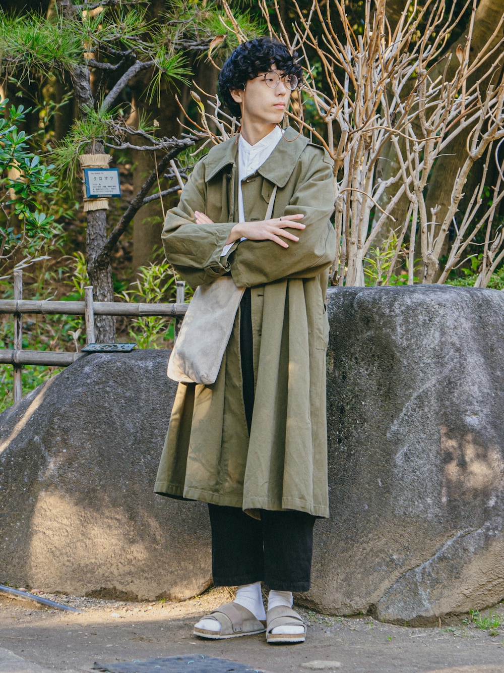 「きれいめカジュアル、春色、ワイドパンツ、メガネ男子、休日スタイル、レイヤードスタイル、シンプルコーデ、春アウター、ショルダーバッグ、サンダル、シャツスタイル、ミリタリー、デートコーデ、ナチュラル、リネン」｜「Hender Schemeのglass cord（その他小物、ベージュ系）」を使った、泉 大輝さん（メンズ・174cm）の冬コーディネートの1枚目の写真