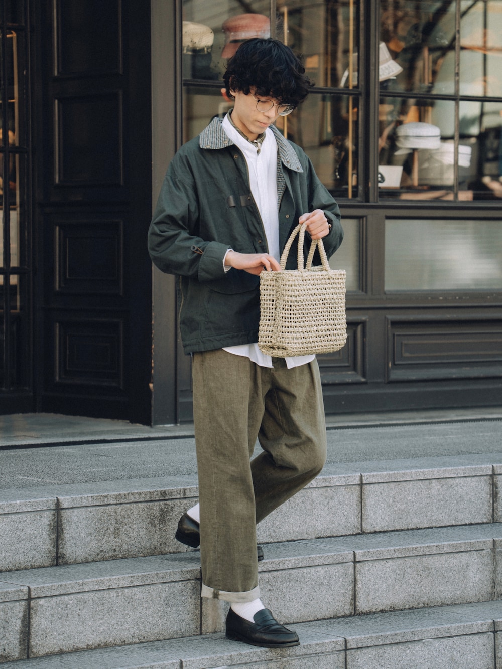 「アツいコーデ全部見せ、お出かけコーデ、秋服準備はじめました、シャツスタイル、レイヤードスタイル、チェック、トートバッグ、デニム、メガネ男子、ローファー、ジャケット、デートコーデ、ビッグシルエット、休日スタイル、ナチュラル」｜「UNFOLKの#-00 Hand print silk scarf（その他小物、グリーン系）」を使った、泉 大輝さん（メンズ・174cm）の夏コーディネートの1枚目の写真