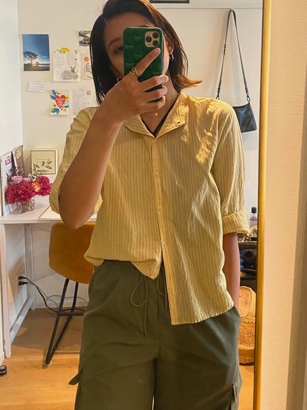 「休日コーデ、アツいコーデ全部見せ、夏コーデ、シンプル、お出かけコーデ、オトナ女子、きれいめカジュアル、海外セレブ風、海外系ファッション、海外ファッション、海外風コーデ、カーゴパンツ」｜「UNIQLOのアイテム（シャツ/ブラウス、イエロー系）」を使った、mikootd7さん（レディース・162cm）の夏コーディネートの1枚目の写真