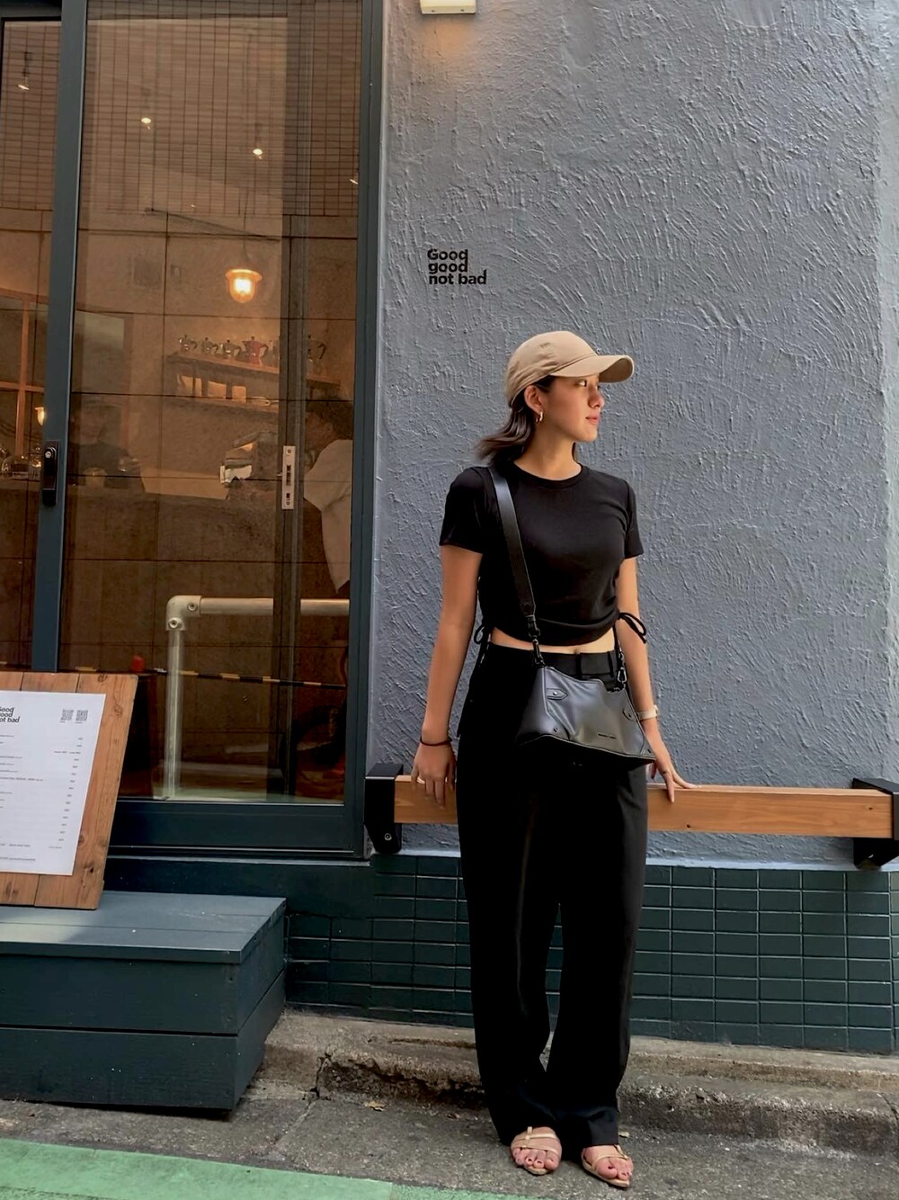 「休日コーデ、アツいコーデ全部見せ、オトナカジュアル、夏コーデ、オトナ女子、ootd、骨格ウェーブ、海外風コーデ、海外セレブ風」｜「UNIQLOのアイテム（スラックス、ブラック系）」を使った、mikootd7さん（レディース・162cm）の夏コーディネートの1枚目の写真