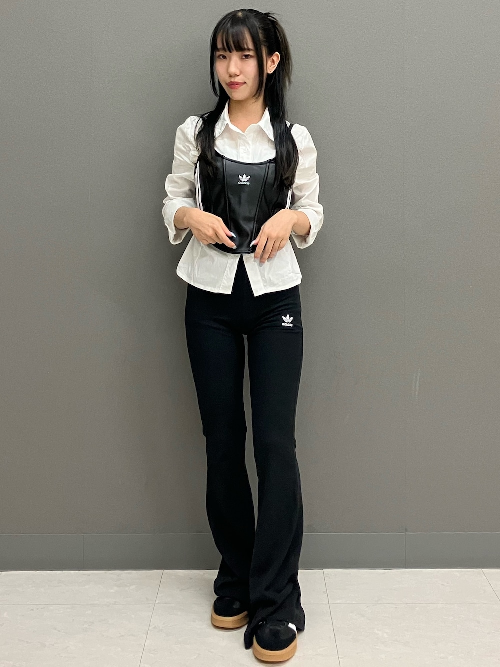 adidas Originals エッセンシャルズ フレア レギンス 送関込 adidas（アディダス）の「エッセンシャルズ リブ フレアレギンス
