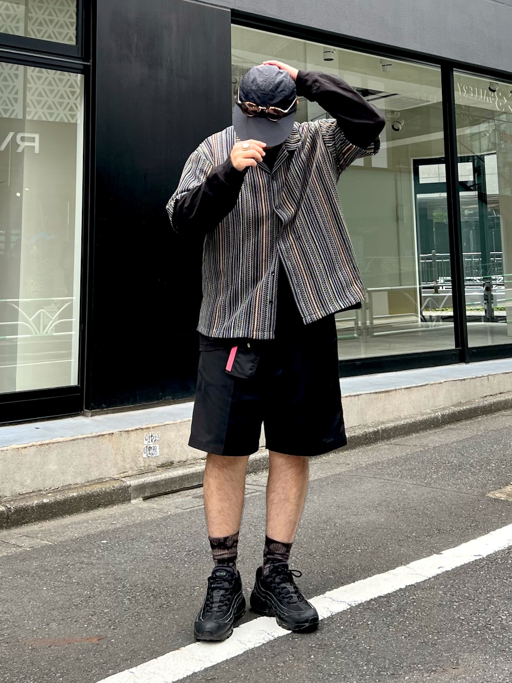「オープンカラーシャツ、モノトーン、夏コーデ、プチプラ、ストリート、ビッグシルエット、韓国ファッション、フェススタイル、ブラック、お出かけコーデ、シンプル、モノトーンコーデ、ハーフパンツ、ショートパンツ、スポーツミックス」｜「CIAOPANIC TYPYのマルチストライプ透かし編みバルファレースシャツ（シャツ/ブラウス、グリーン系）」を使った、iamjoe1008さん（メンズ・170cm）の夏コーディネートの1枚目の写真