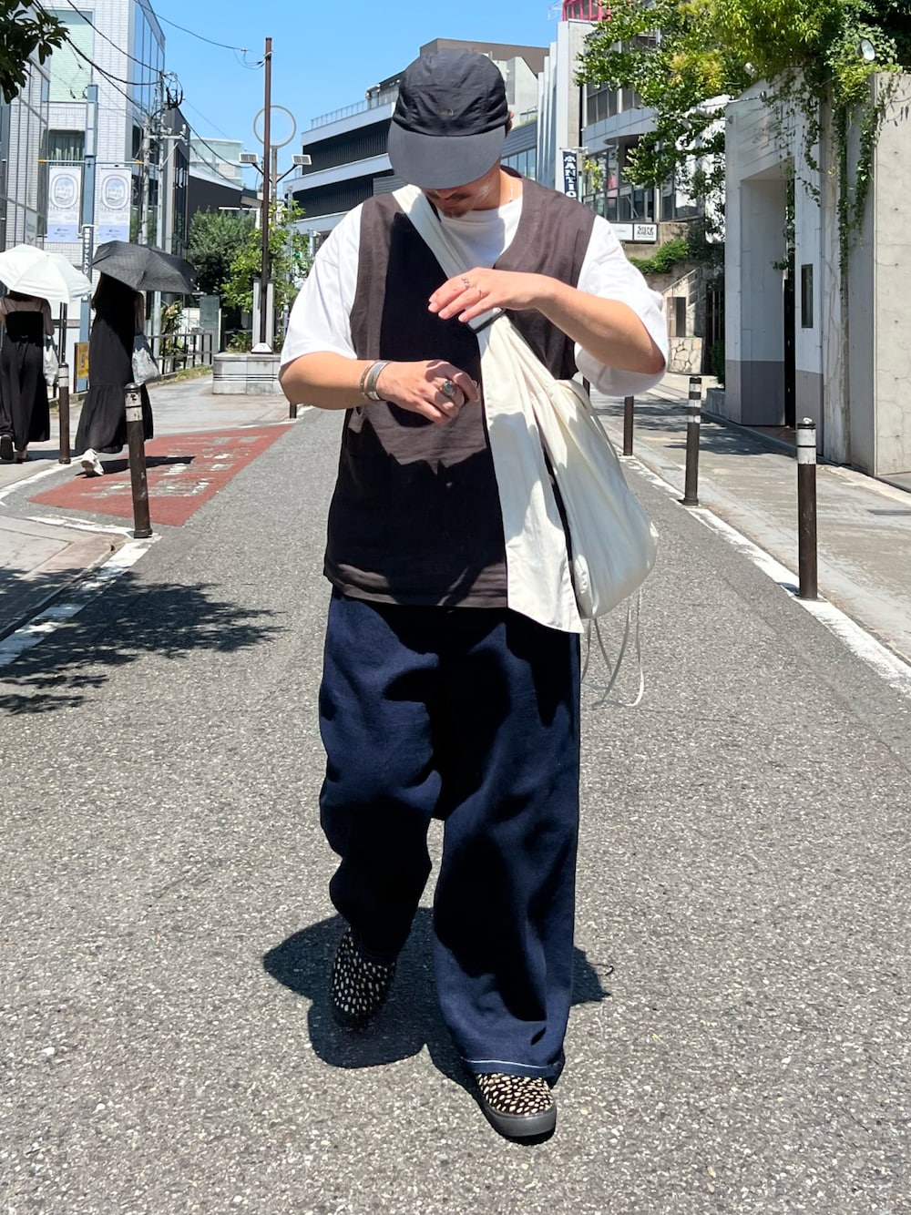 「みんなの白Tフェス、ベスト、ショルダーバッグ、夏コーデ、休日スタイル、デニム、プチプラ、ストリート、ビッグシルエット、シンプルコーデ、Ｔシャツ、キャップ、VANS、古着MIX、韓国ファッション」｜「THE NORTH FACE PURPLE LABELの＜THE NORTH FACE PURPLE LABEL＞ LOUNGE FLD CAP/キャップ □□（キャップ、ブラック系）」を使った、iamjoe1008さん（メンズ・170cm）の夏コーディネートの1枚目の写真