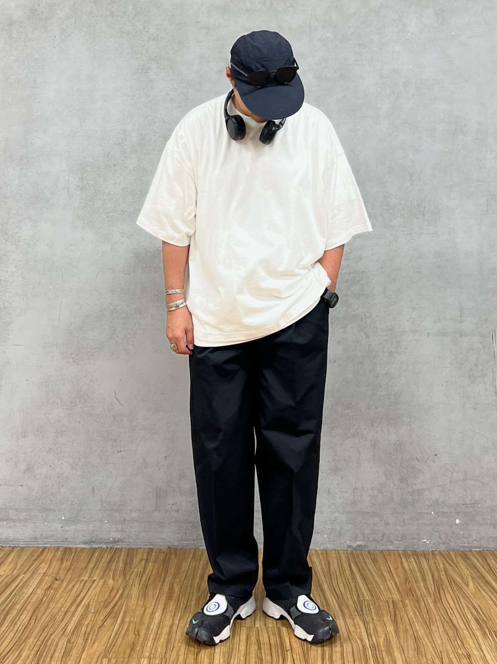 「韓国ファッション、エアリフト、モノトーン、プチプラ、シンプルコーデ、ストリート、ビッグシルエット、夏コーデ、オトナカジュアル、きれいめカジュアル、大人コーデ、リラックススタイル、休日スタイル、休日コーデ、キャップ」｜「CIAOPANIC TYPYのバルーンシルエットイージーケアテーパードパンツ（その他パンツ、ブラック系）」を使った、iamjoe1008さん（メンズ・170cm）の夏コーディネートの1枚目の写真