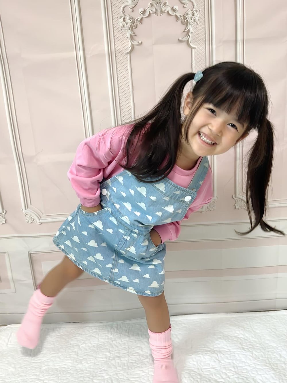 「トイストーリー、トイストーリーコーデ、スカート、リトシー、しまむら購入品、秋服準備はじめました、プチプラ子供服、#今日のコーデ、4歳女の子、#お出かけコーデ、しまむらキッズ」｜「しまむらのアイテム（ジャンパースカート、ブルー系）」を使った、ゆりあさん（キッズ・100cm）の秋コーディネートの1枚目の写真