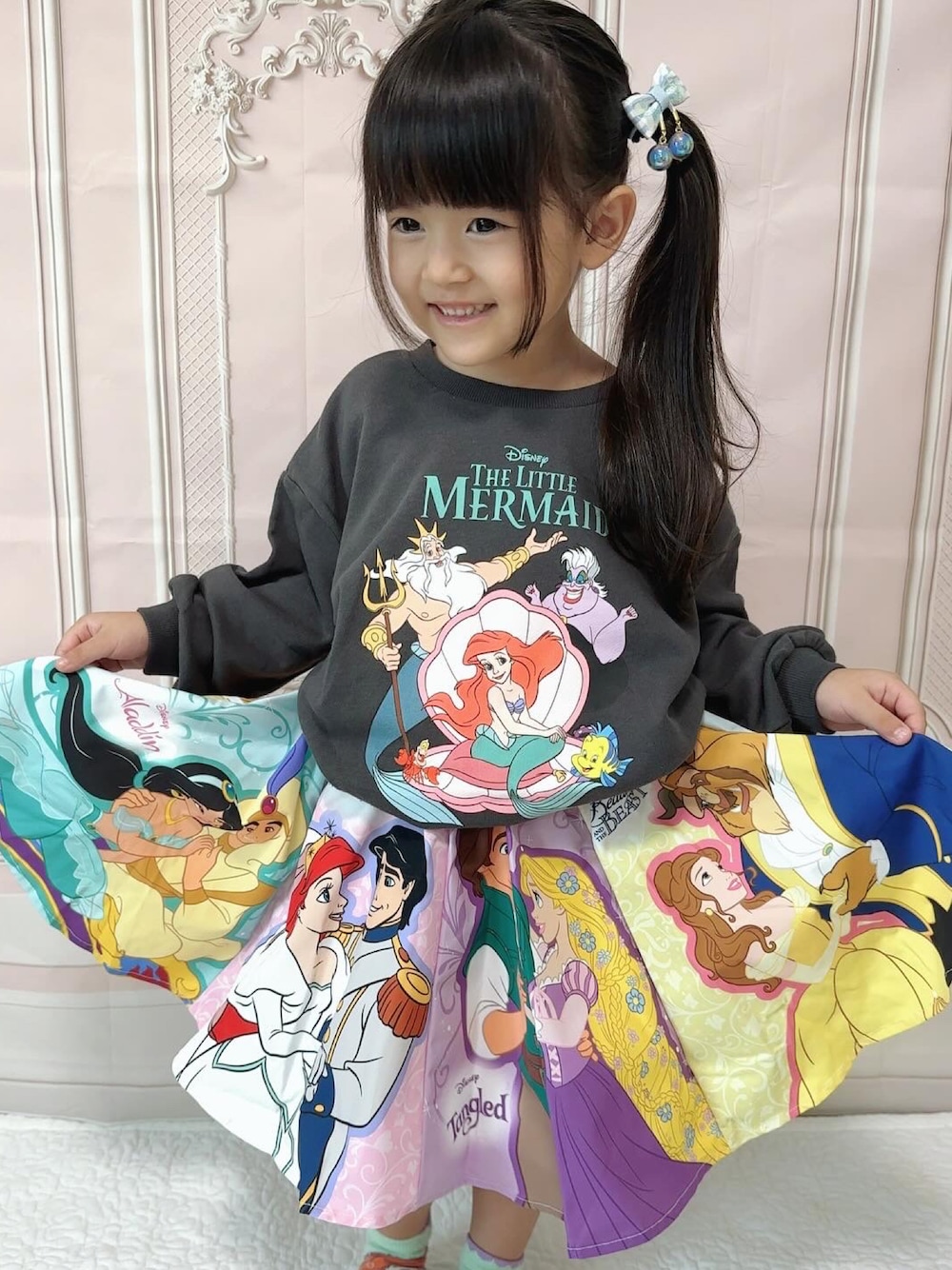 「ディズニーコーデ、ディズニープリンセス、リトシー、しまむらキッズ、プチプラコーデ、プチプラ子供服」｜「しまむらのアイテム（トップス、グレー系）」を使った、ゆりあさん（キッズ・100cm）の秋コーディネートの1枚目の写真
