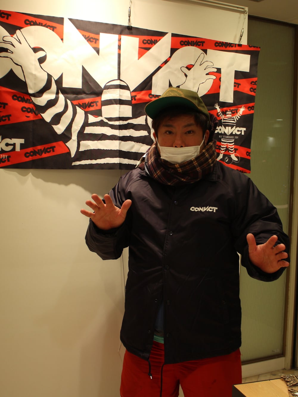 「CONVICT」｜「CONVICTのアイテム（トップス、レッド系）」を使った、ファイトマちゃんさん（メンズ・164cm）の冬コーディネートの1枚目の写真