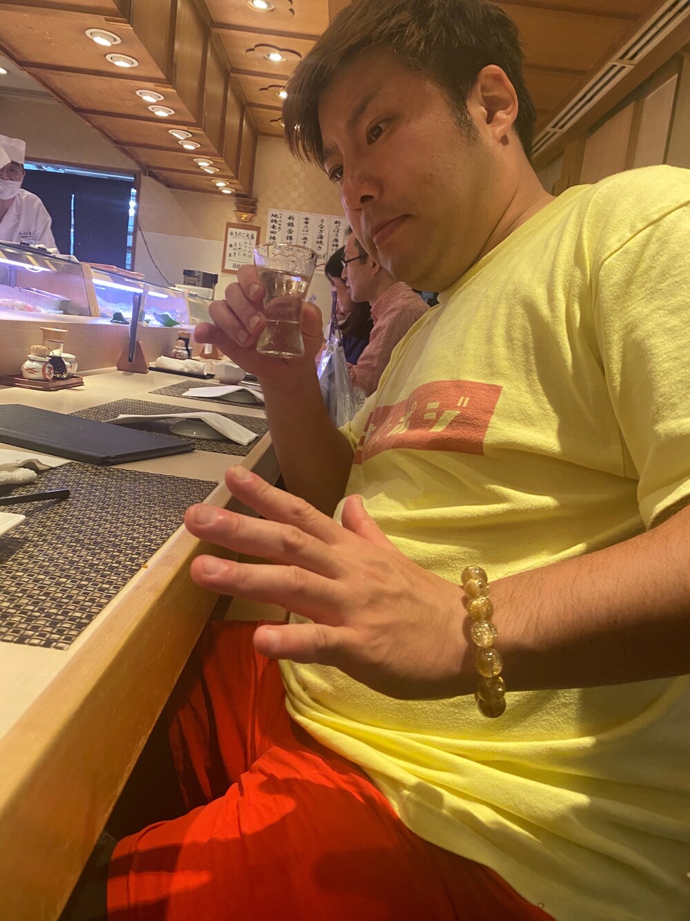 「後輩とシースートマトマ」｜「友達が作ったTシャツのアイテム（Tシャツ/カットソー、イエロー系）」を使った、ファイトマちゃんさん（メンズ・164cm）の秋コーディネートの1枚目の写真